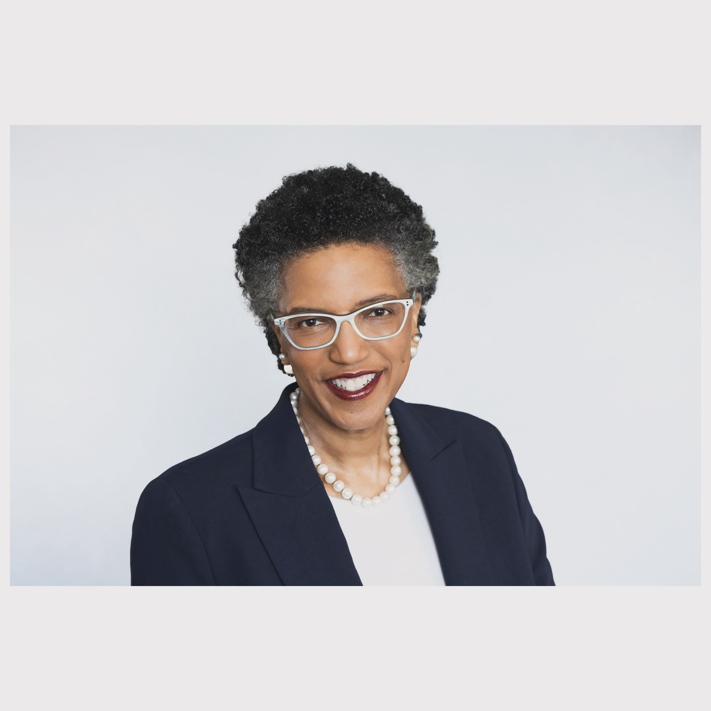 Hair & Makeup for Harvard Professor Linda Hill for her new book portrait, Genius at Scale: How Great Leaders Drive Innovation.
It was such an honor working with Professor Hill on this project.
Sharing a few moments from the shoot along with some behind the scenes.
.📷 @evephoto
Hair&Makeup @makeup_by_minah @anchorartists
.
.
#BostonMakeupArtist
#EditorialMakeupArtist
#lindahill