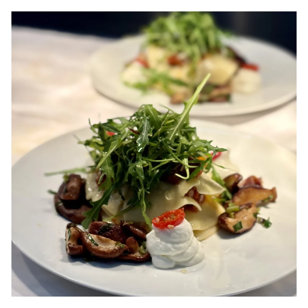 Offener Raviolo
Mediterranes Gemüse / Parmesan Schaum / gebratene Shiitake Pilze / Rucola
#pier6 #bremerhaven #foodlover