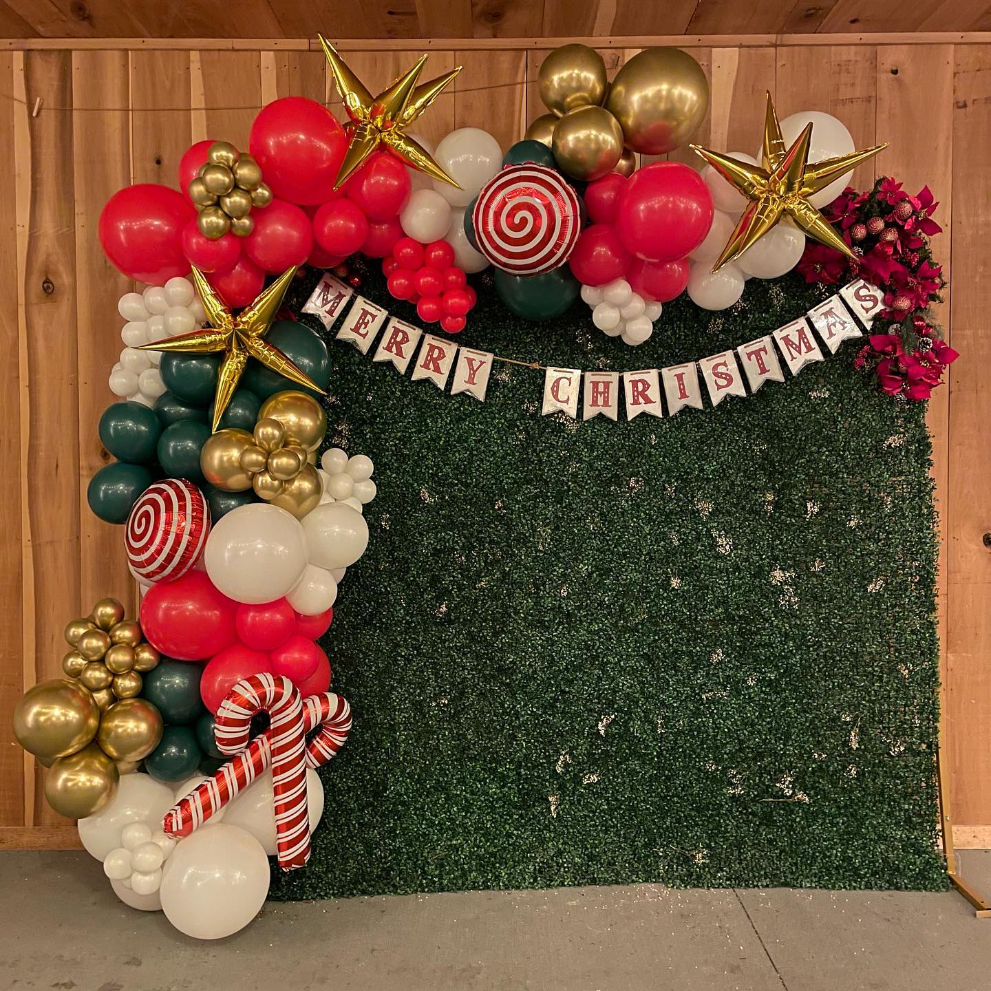 Beautiful Christmas balloons at a beautiful venue @theroanfarm , with some other awesome vendors! @bourbonsandbrewsbartending @kopperkettle