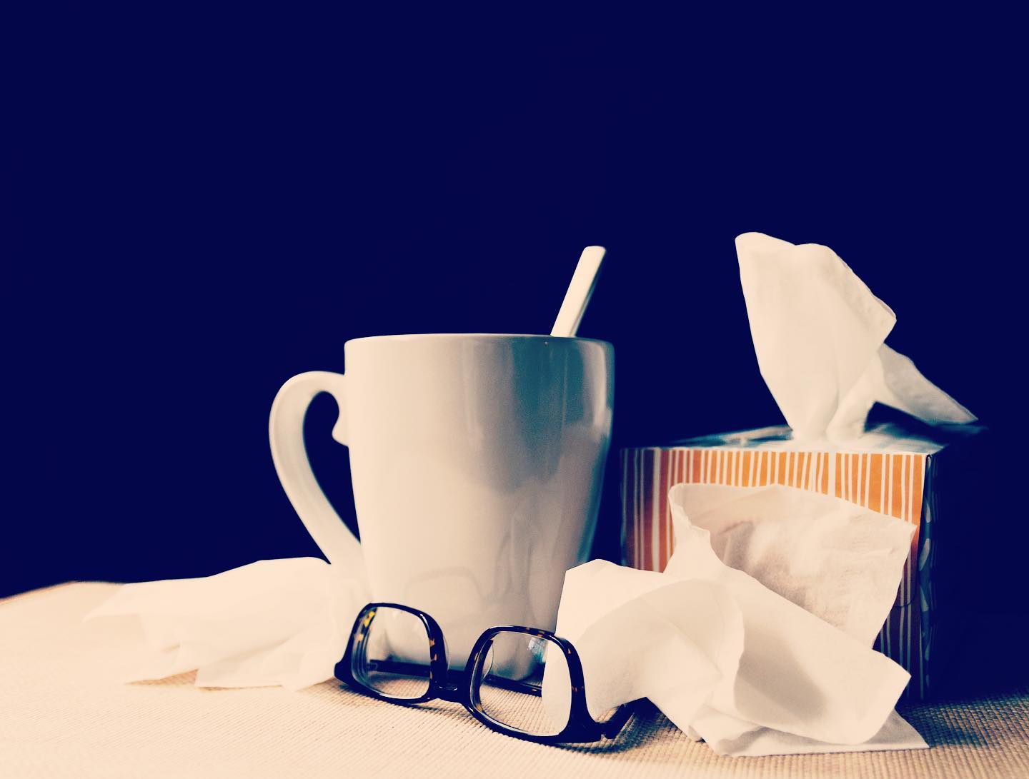 It’s a huge myth that we only get sick in the winter months! People get heat strokes and have the flu in summers too! Foods have power to heal us, even in our everyday diet. Daily doses of honey, garlic, ginger, turmeric and green tea fight off bacteria and have anti-viral properties. Add one of these in your meals or drinks your body will thank you. “Let food be thy medicine” ~ Hippocrates. 🧄🍯🍵