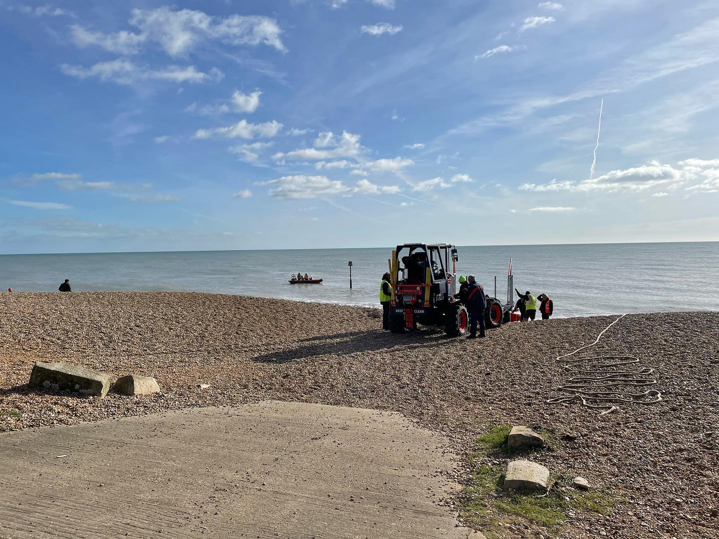 We watched the @pettlevelindyrescueboat team out on the sea at Pett today. It was fascinating watching them launching the boats and bringing them back in again straight from the beach. Then we had a lovely coffee at a great little cafe Eater’s at Pett, a perfect spot for a coffee or panini after a good walk. #1066country #castlemanscottages #visitsussex #weekendinspiration #eastsussex #ukcoastline #visitsedlescombe #visiteastsussex