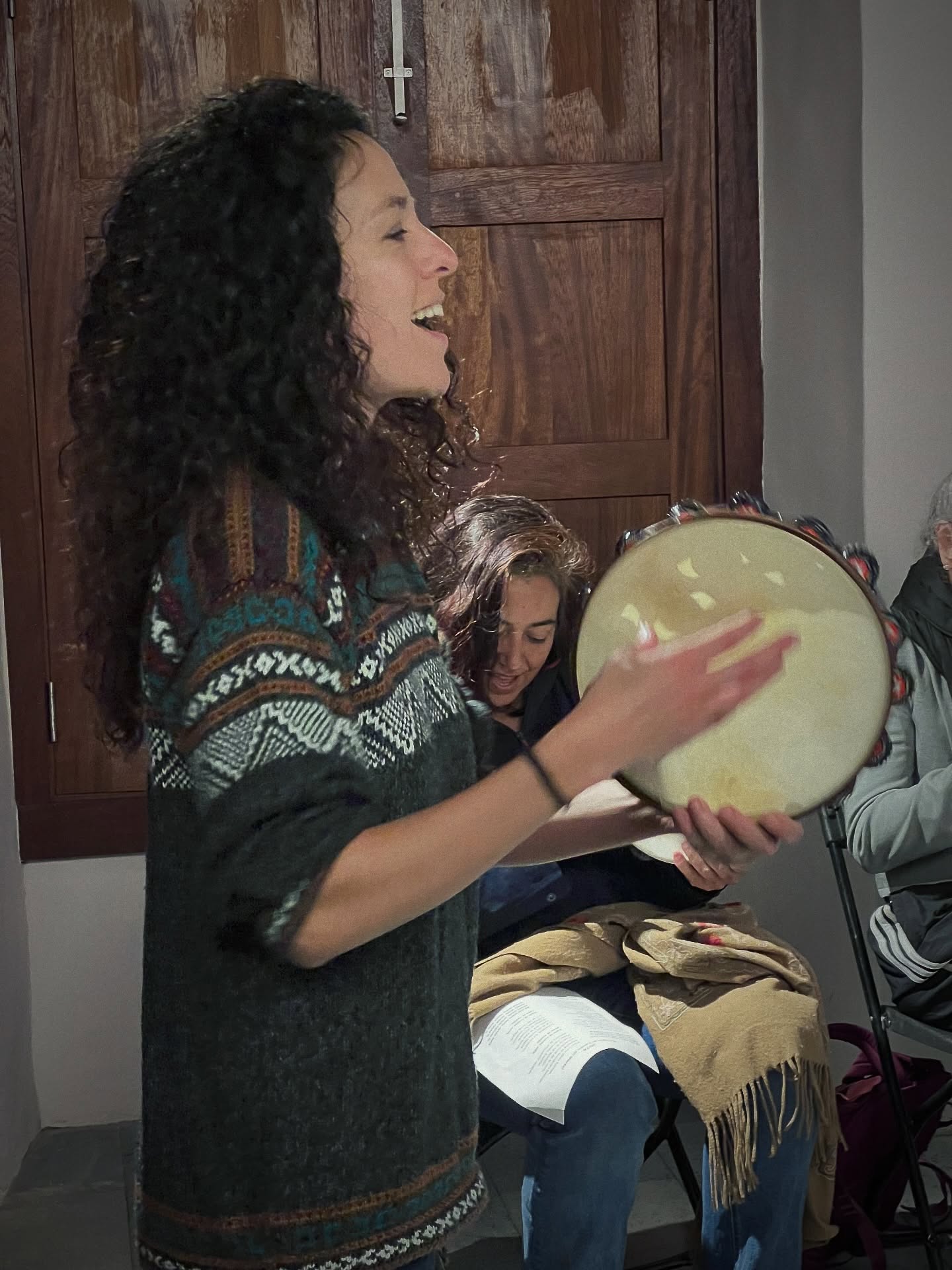 «CANTO Y PANDERETA CASTELLANA»
Hoy, abrimos la tarde con la primera sesión del taller de canto y pandereta castellana dirigido por Alba Chacón 😍
Un espacio para explorar el acompañamiento rítmico, y el diálogo entre voz y percusión dentro de las músicas de raíz 🎶
¡Gracias, por acompañarnos!
Colaboran:
@lalagunacultura
@adriandelcastillo
@lalagunaayto
@cabildotenerife
@icdcultural
@gobcanarias
@laboratorio_escenico
@companiapieles
@percusioncanaria
@bagauda
@laartilleriacerveceria
#Percusión #Voz #PanderetaCastellana #MúsicasDeRaíz #Cultura