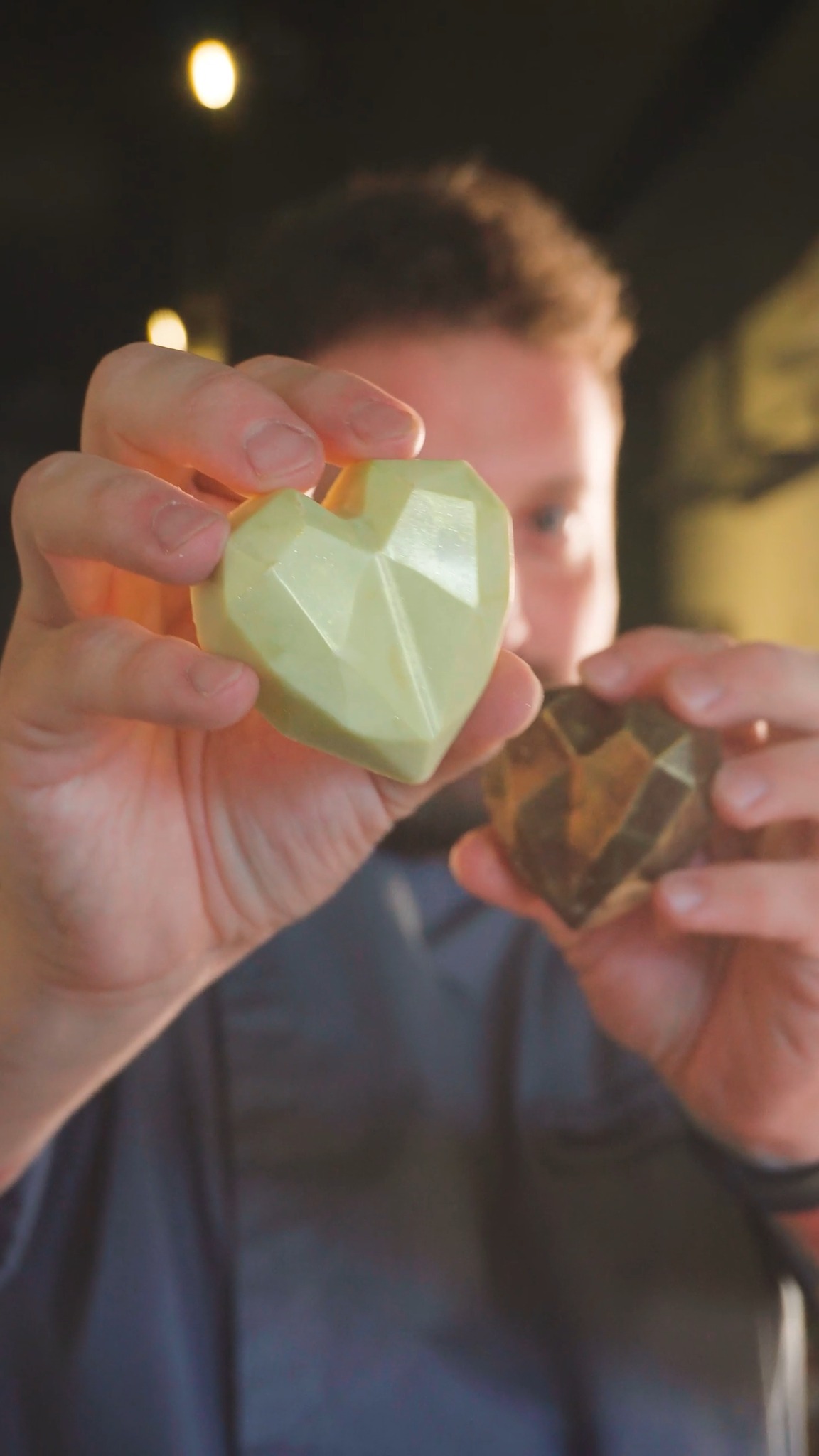 Presente que Ă© de coração! đđ
Coração Duo:
Caixa dourada com 2 coraçÔes de chocolate blend recheados com brigadeiro de Leite Ninho e 2 coraçÔes de chocolate branco recheados com Nutella pura!đ€©
âïžAcompanha mini sacola Kraft para presente
âïžPeso aprox. 300g
đ” Delivery ou Retirada: Link na Bio
â°Seg. a Sex. das 11h Ă s 21h
âSĂĄb., Dom. e feriados: Fechado
#SweetSkull #ConfeitariaSkull #gift #presente #coraçãoduo #chocolate #ninho #nutella