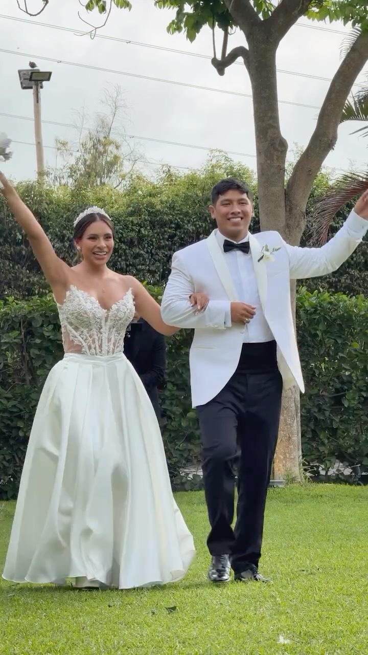 🫶🏻Detrás de cada boda hay mucho corazón y un verdadero don de servicio.
Gracias a mi team 2, que son mis ojos y manos en cada momento.🥹🥳
💪🏻El trabajo en equipo es lo que convierte cada idea en realidad. Qué lindo es seguir creando magia juntos.
👩🏻💼 @jhoselyn.equipowpstaycie
🌼 @valentina_vidaurre
📸 @jeff_weddingss
💐 @bellaflorbouquets_peru
💃🏻🕺🏻 @atadosproducciones
🎶 @warumi_dj
✨Chisperos: Angel
🏡 @fundopachacamac
#weddingplanner #wedding #lifestyle #boda