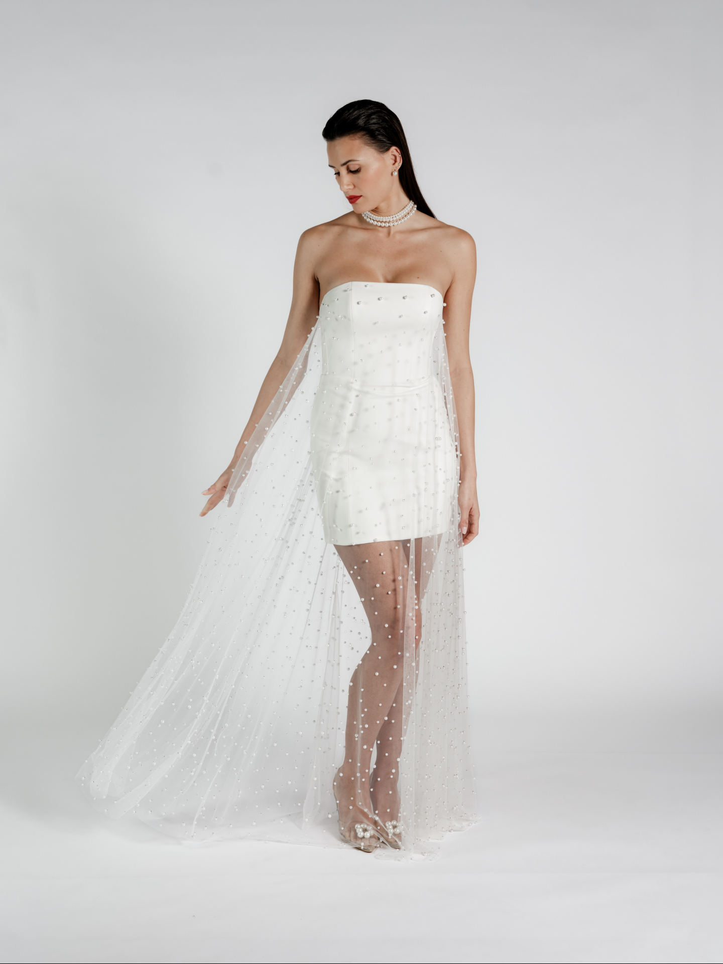 Zoom sur ta robe de mariée ILO 🤍
Tu hésites entre le court et le long pour ton mariage civil ?Avec ILO, tu n’as plus besoin de choisir. C’est la robe de celles qui veulent bousculez les codes tout en gardant une allure follement élégante !
Pourquoi l’adorer ?
✨ Parce que c'est une robe bustier courte en crêpe uni, structurée et moderne, qui sculpte ta silhouette avec précision, tout en offrant un prolongement délicat en tulle perlé, pour créer une robe longue tout en transparence. Mais surtout cette robe de mariée permet un mouvement et un jeu de lumière incroyable à chaque pas !
ILO est portée par @carolinegiacosa_ photographié par @laure.stefanini avec une mise en beauté @m.u.o.s_artist et les bijoux : @paviotcreateur
Envie de voir ce que ça donne sur toi ?
Je suis Manon Gontero, créatrice de robes de mariée depuis plus de 15 ans et je t’attends à l’atelier pour qu’on l’essaie ensemble et qu’on imagine ta version sur-mesure.
📩 Réserve ton moment privilégié via le lien en bio ou envoie-moi un petit MP !
#creatricerobedemariee #mariagecivil #madeinfrance #robedemarieecourte