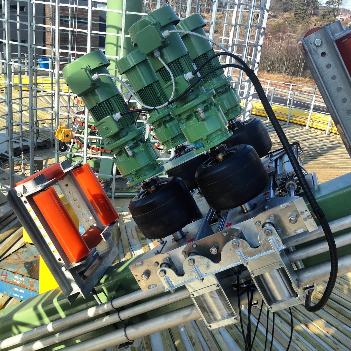 Custom cable tensioners for #cablecarousel loading arms:
- Lightweight, compact
- Pneumatic + electric, no risk of spillage
- Custom-fitted to clamp onto each beam, no machining needed
- Up to 0.5 ton cable tension, supporting a wide range of cable diameters
- Equipped with load cell for accurate tension control