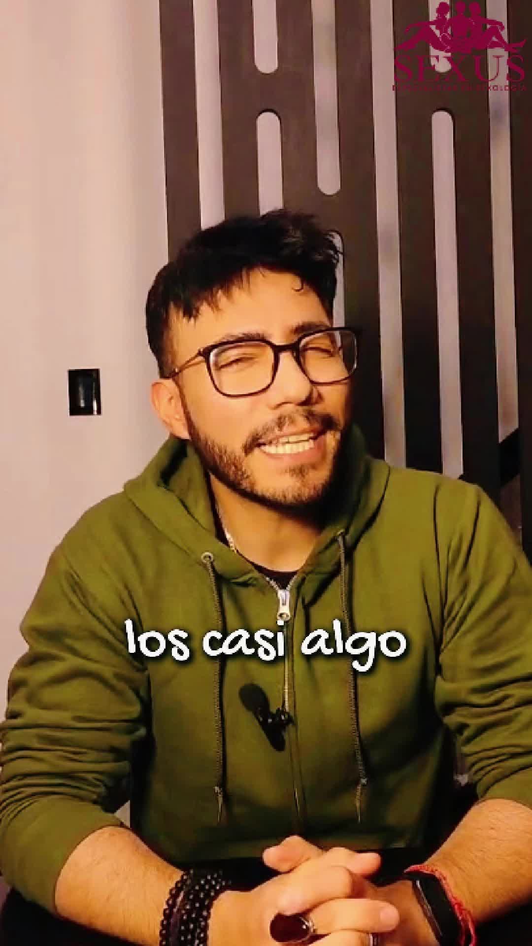 ¿Alguna vez viviste un “casi algo”?
Había conexión, mensajes diarios, intimidad… pero nunca una conversación clara sobre qué eran.
Muchas veces nos quedamos en esos vínculos indefinidos por miedo a incomodar, miedo a perder a la otra persona o por no atrevernos a pedir claridad.
Pero cuando no hay acuerdos ni conversaciones honestas, aparecen los vacíos, las suposiciones y la ansiedad.
Un vínculo no necesita etiquetas forzadas, pero sí necesita respeto, comunicación y claridad emocional.
Porque lo que no se nombra, también pesa.
En Sexus promovemos vínculos más conscientes, donde la sexualidad, las emociones y la comunicación puedan hablarse sin miedo.