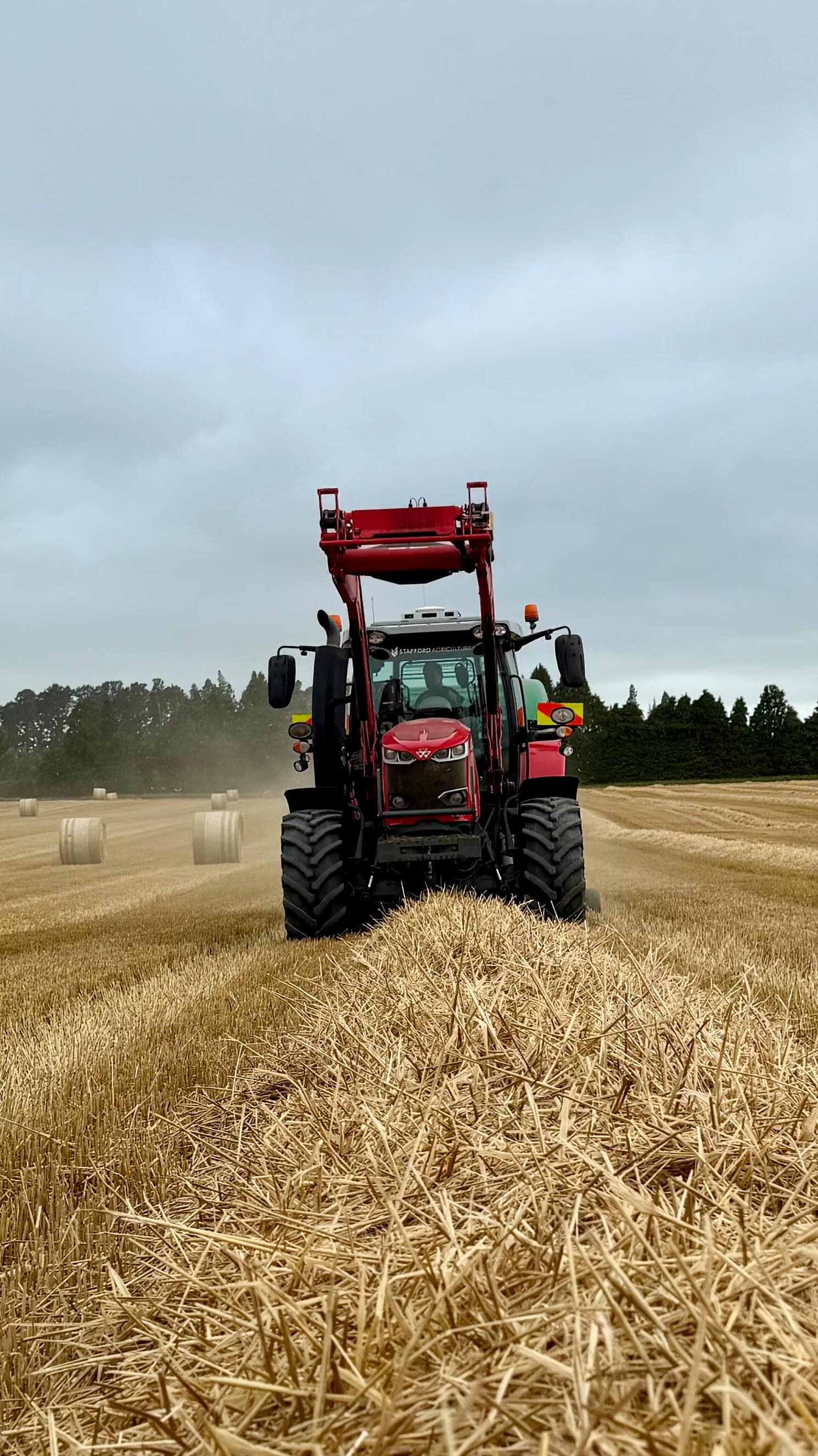 Rain on the way… so it’s a race against the clock.
Straw baling before the weather turns.
#farming #farmmachinery #baling #nzfarming #canterburyfarming