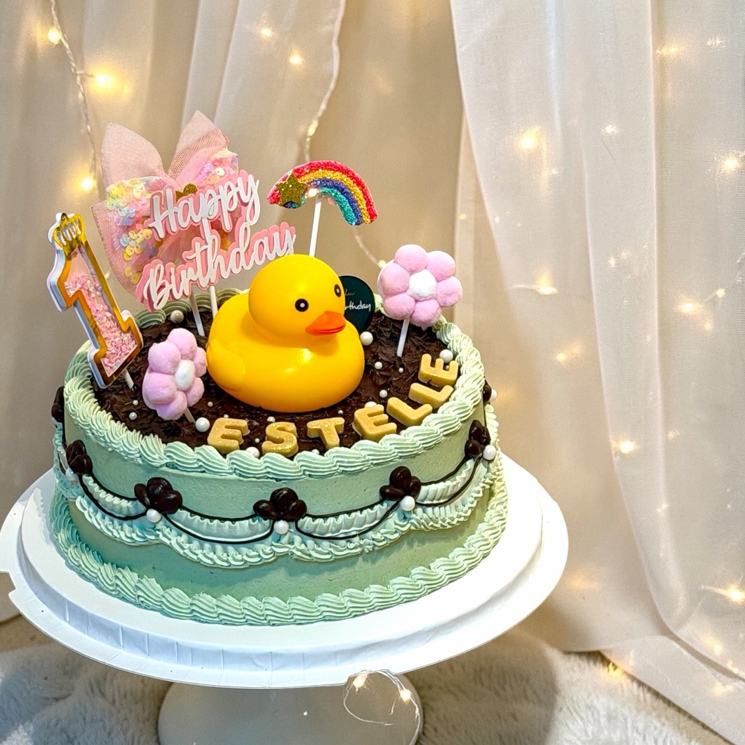 Just a little duck floating on pistachio chocolate happiness.
#singaporecake #sgcakeshop #pistachiocake #babyshowersg #customcakesg