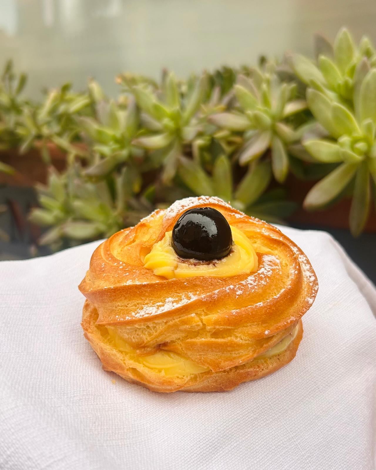 Sono arrivate le Zeppole di San Giuseppe!
Per descriverle con i termini più chic che meritano: si tratta di un grande bignè di pasta choux, dalla forma generosa, simile a una piccola Saint-Honoré. La farcitura è di crema pasticcera.
Ma non è finita! La firma è l’iconica #amarenaFabbri di Bologna. Sì, esatto: la famosa ciliegina sulla torta!
In edizione limitata per la Festa del Papà 🍒
Le Zeppole di #LaSpigaAmica vi aspettano nei nostri negozi:
📍Bologna – via Petrarca 13/2, zona San Mamolo
📍Milano – via Caravaggio 14, zona Solari
💬 Per ordini e informazioni, scriveteci su WhatsApp al 339 684 4440
#pasticceriaglutenfree #glutenfreebologna #glutenfreemilano