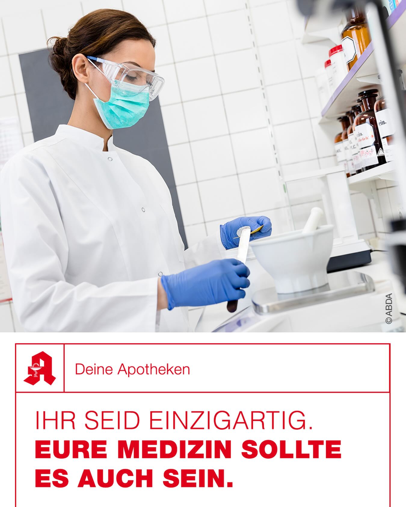 Wenn standardisierte Medizin an ihre Grenzen stößt, gehen wir in die Rezeptur. 🧪
Wir fertigen Fiebersäfte selbst an, stellen Kapseln in kindgerechten Dosierungen her und mischen Salben, die industriell nicht hergestellt werden.
Warum wir das tun? Weil ihr für uns keine Nummer in einem Logistikzentrum seid, sondern Patientinnen und Patienten, die individuelle Lösungen brauchen. 💊
#wirfüreuch #rezeptur