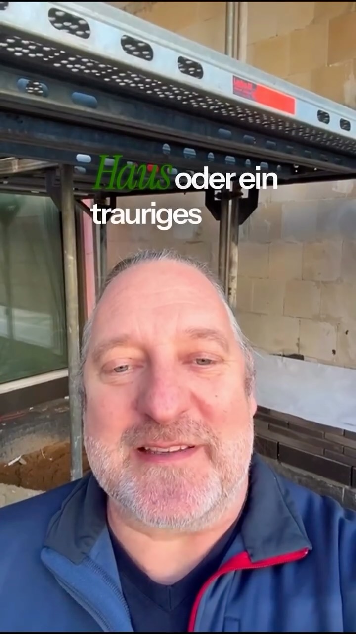 Ein Haus, das lächelt.
Bei diesem Projekt mit Randers Tegel Verblendsteinen wurde der Klinker nicht einfach nur vermauert – er wurde bewusst gestaltet. Durch die besondere Verlegerichtung der Steine entsteht im Fassadenbild ein „lachendes Haus“.
Auf den Steinen sind Punkte markiert, wie man in dem Bild sehen kann. Diese müssen immer nach unten verlegt werden.
Mauerwerk ist mehr als nur Hülle – nämlich Gestaltung, Ausdruck und Persönlichkeit.
Ort: Zeven
#RandersTegel #Klinkerfassade #Architekturdetail #Mauerwerk #Fassade