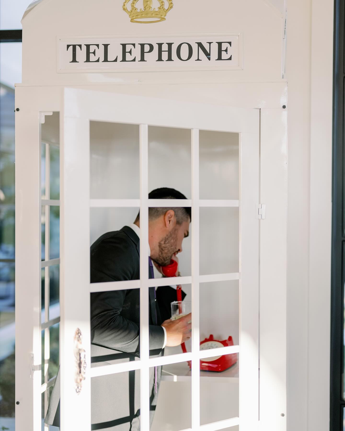 Leave traditional guestbooks behind. Enhance your guests’ experience with our audio guestbook. Complete the ambiance with a London-style phone booth. DM us for more info!
📸 @thewisteriajade
👰♀️ @janelle_st.john
💒 @eventsatthearlo
📒 @laureleventdesign