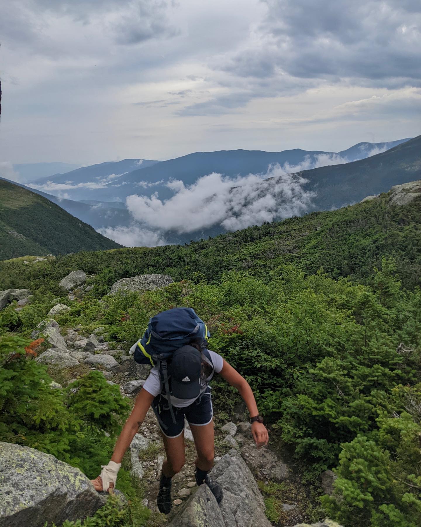 Little recap de la traversée des Présidentielles dans les White mountains. Mon top 5 🤠🐒
1. Laurette qui oublie ses souliers
2. David qui oublie son brûleur pour pouvoir manger
3. Alex avec une probable fracture du scaphoïde
4. Être prit dans la alpine zone en plein orage
5. Finir le périple dans le fond d’un pick-up après avoir fait du pouce.