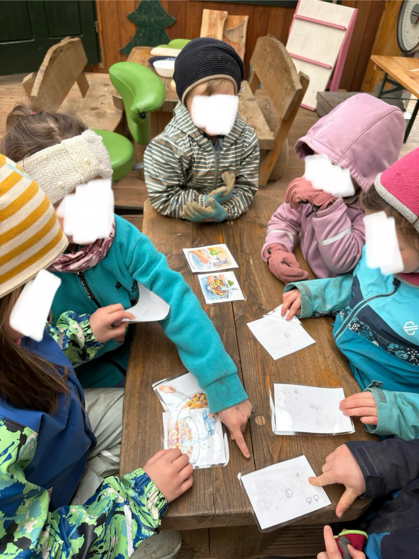 Im Rahmen der Angebotsreihe unserer Azubi gab es am Freitag bei uns eine Kinderbowle. Bei dieser konnten die Kinder das Rezept dank Bildrezept komplett alleine umsetzen. Ganz nach dem Motto: Ich kann das schon!