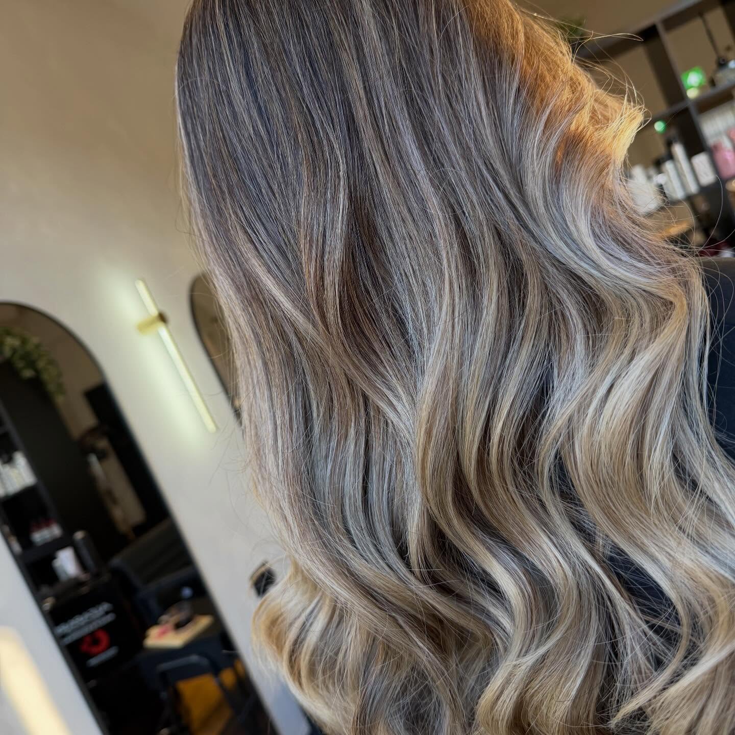 Blonde refresh
Seamless blend, soft dimension, healthy shine.
What do we think?
#blondebalayage #kenthairdresser #livedinblonde #haircolourist #chelseystonehair