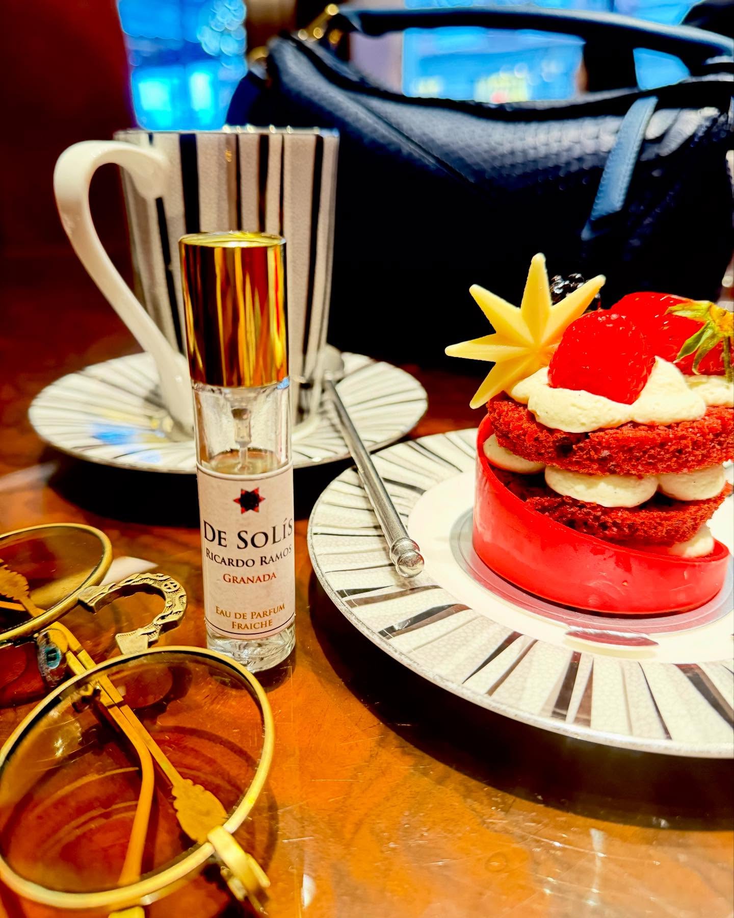 Chocolate caliente y la célebre Red Velvet Cake del Victor’s cafe en el histórico Peace Hotel de Shanghai.
El inconfundible bizcochito del Red Velvet Cake hecho con frutos rojos y rosa es una delicia para los sentidos 🥰
SOTD De Solís @ricardoramosperfumesdeautor
#ricardoramosperfumesdeautor #peacehotelshanghai #victorscafeshanghai #bund #china