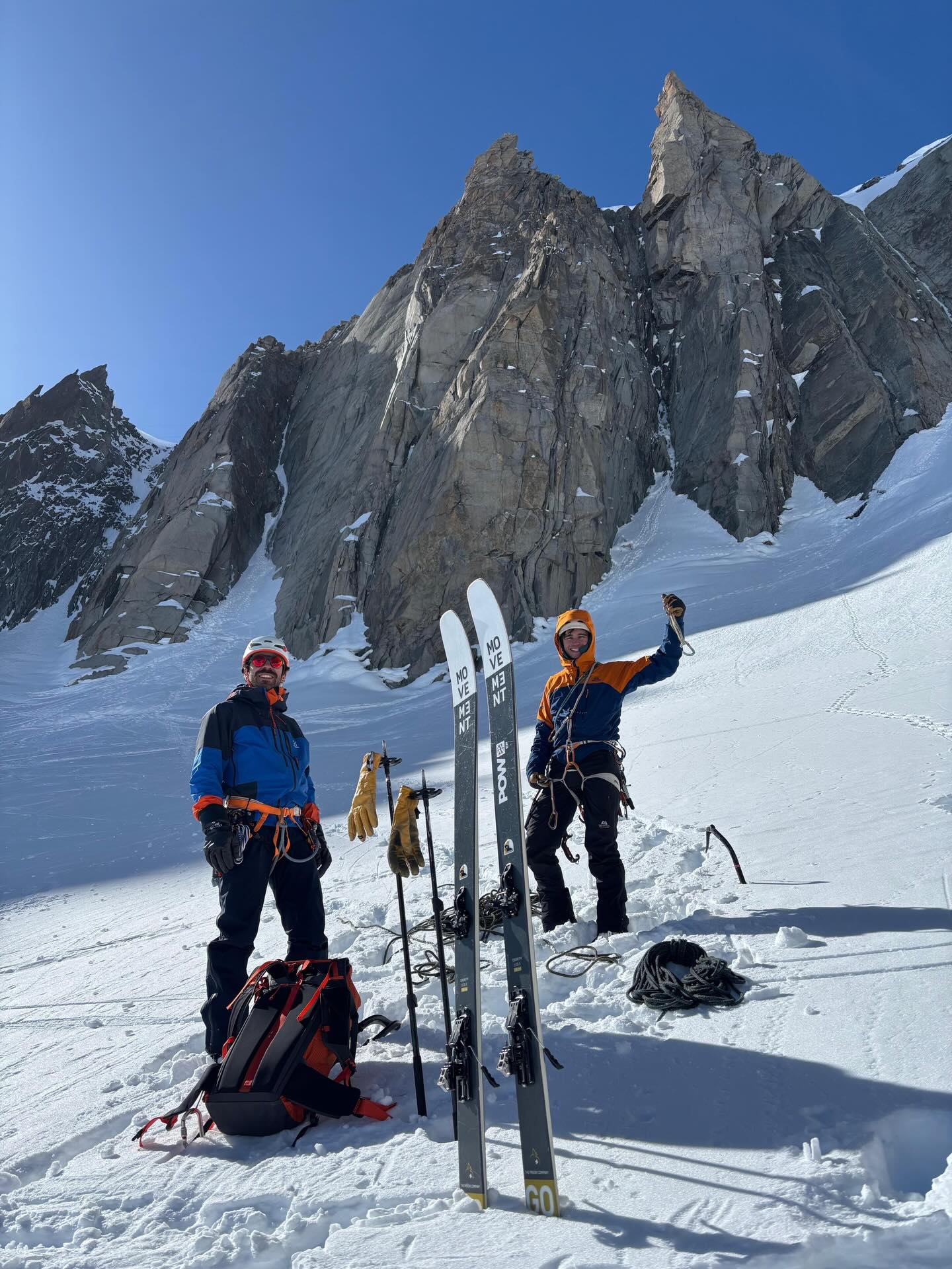 Great day last weekend taking Ale and Cristina climbing on Pas d’Agonie I. Nice to finally check out these cool little gullies on the Gros Rognon. Some polystyrene ice to warm up on the lower pitches then some tricky mixed climbing above. Really nice to approach and descend on skis to make a complete mountain day out.
@britishmountainguides
@mountainequipment
@lasportivauk