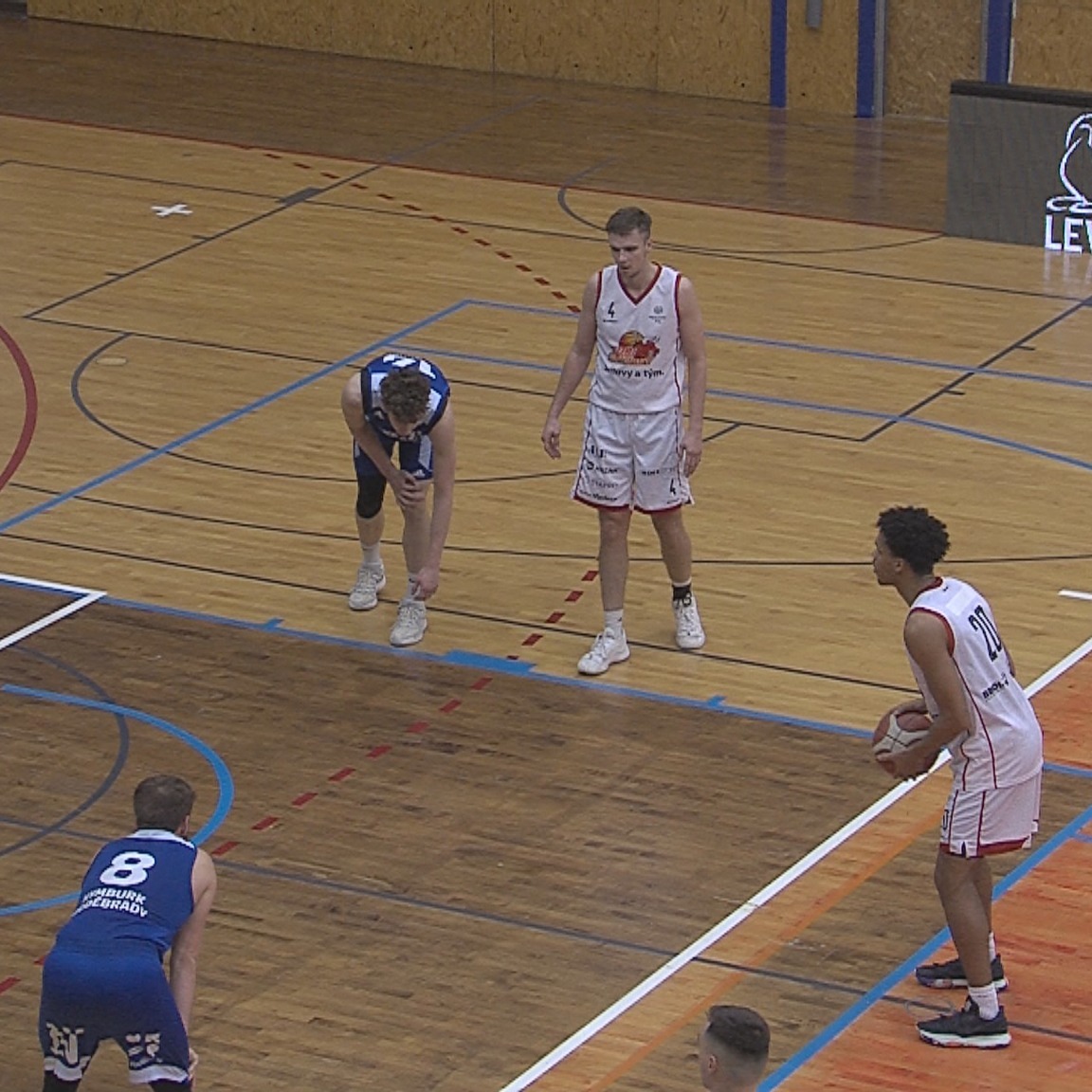 Prvoligoví basketbalisté ze Svitav v boji s Polabím o postup do finálové skupiny https://youtu.be/2fF8YsU0uPU