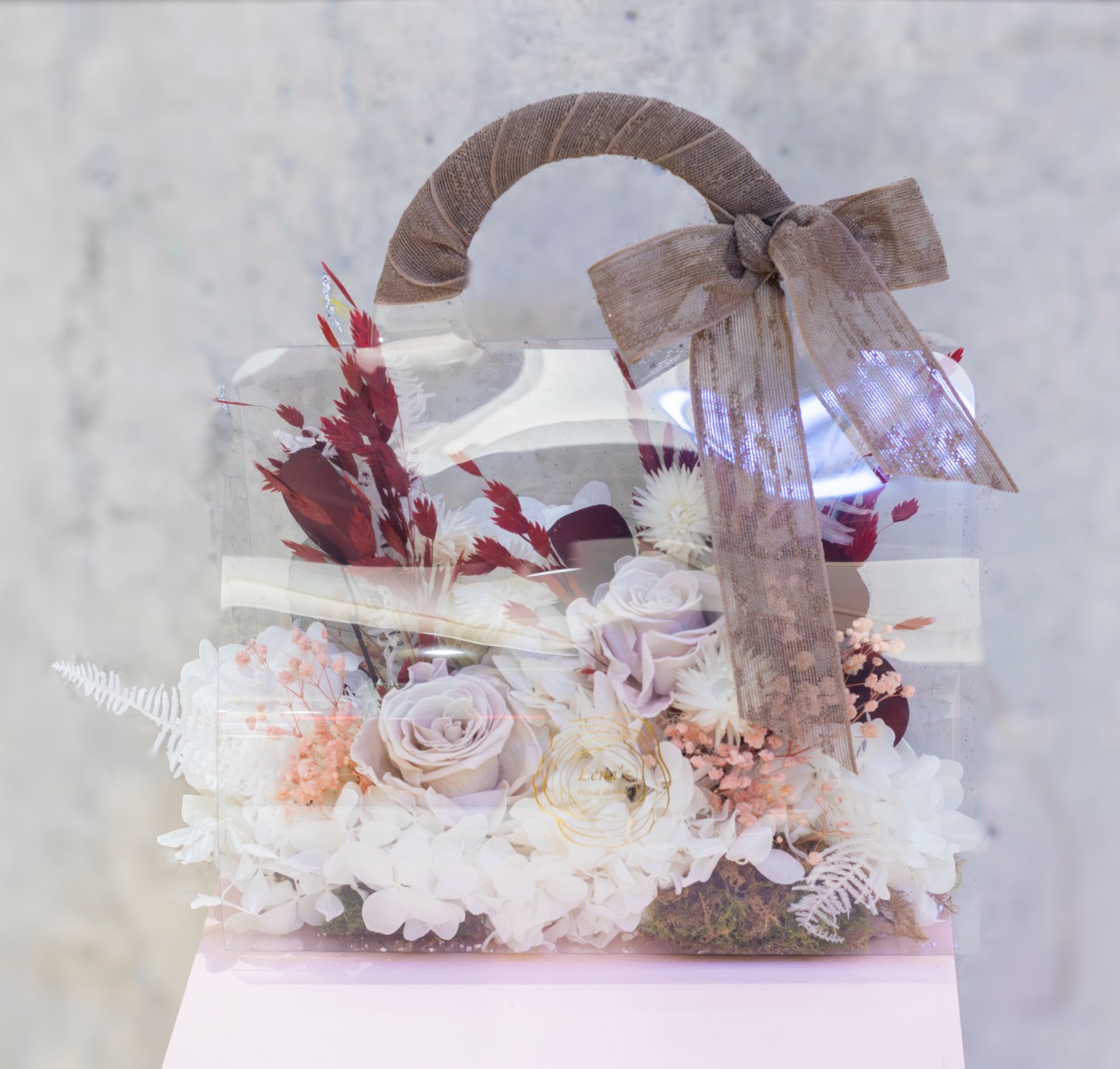 Do you want a flower but you don’t what it to die? Don’t worry, we have beautiful long lasting products in-store as well. Give them a look today
#dryflowersdecor #torontosmallbusiness #unionstation