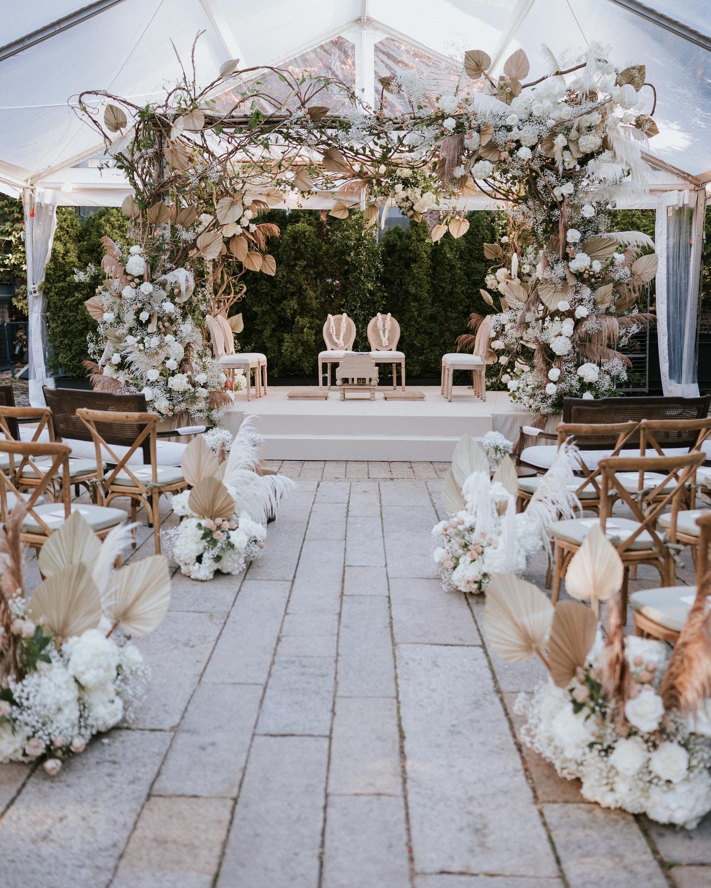 When the details, colors & textures compliment the venue perfectly… magic!💫 ✨
Planning: @preminievents
Decor: @elegant.affairs
Photo: @charmipena
Video: @derekchanfilms
Catering: @chef.anand
Venue: @thefoundrylic
HMU: @bridesbypayaljay
Stationary: @niruandbaku
DJ: @mvpdjs
Mixology: @sage_the_mixologist
