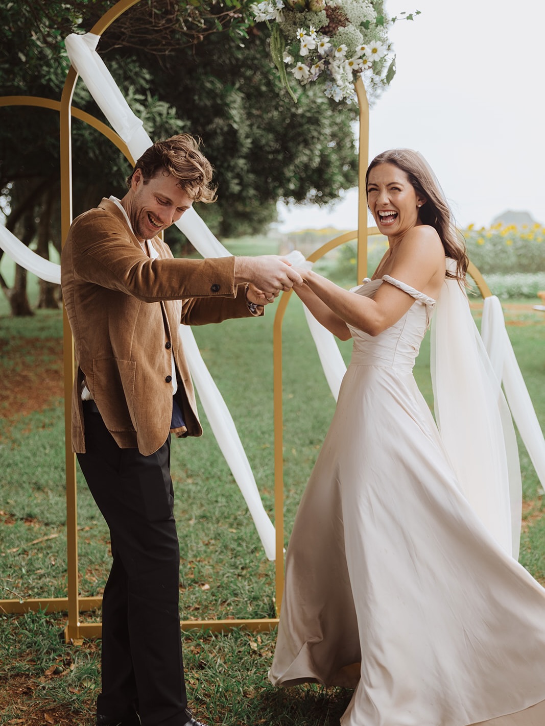 There is something special about every single wedding. The energy is something I can’t quite explain — it’s like magic. ✨
Witnessing two people promise their lives to one another, surrounded by the people who love them most, never gets old. Every couple, every story, every moment is completely unique… and every ceremony reminds me why I love what I do. 🤍
Love is magic 🫶🏼 @loversbyavw 📷
#marriedbytash #magic