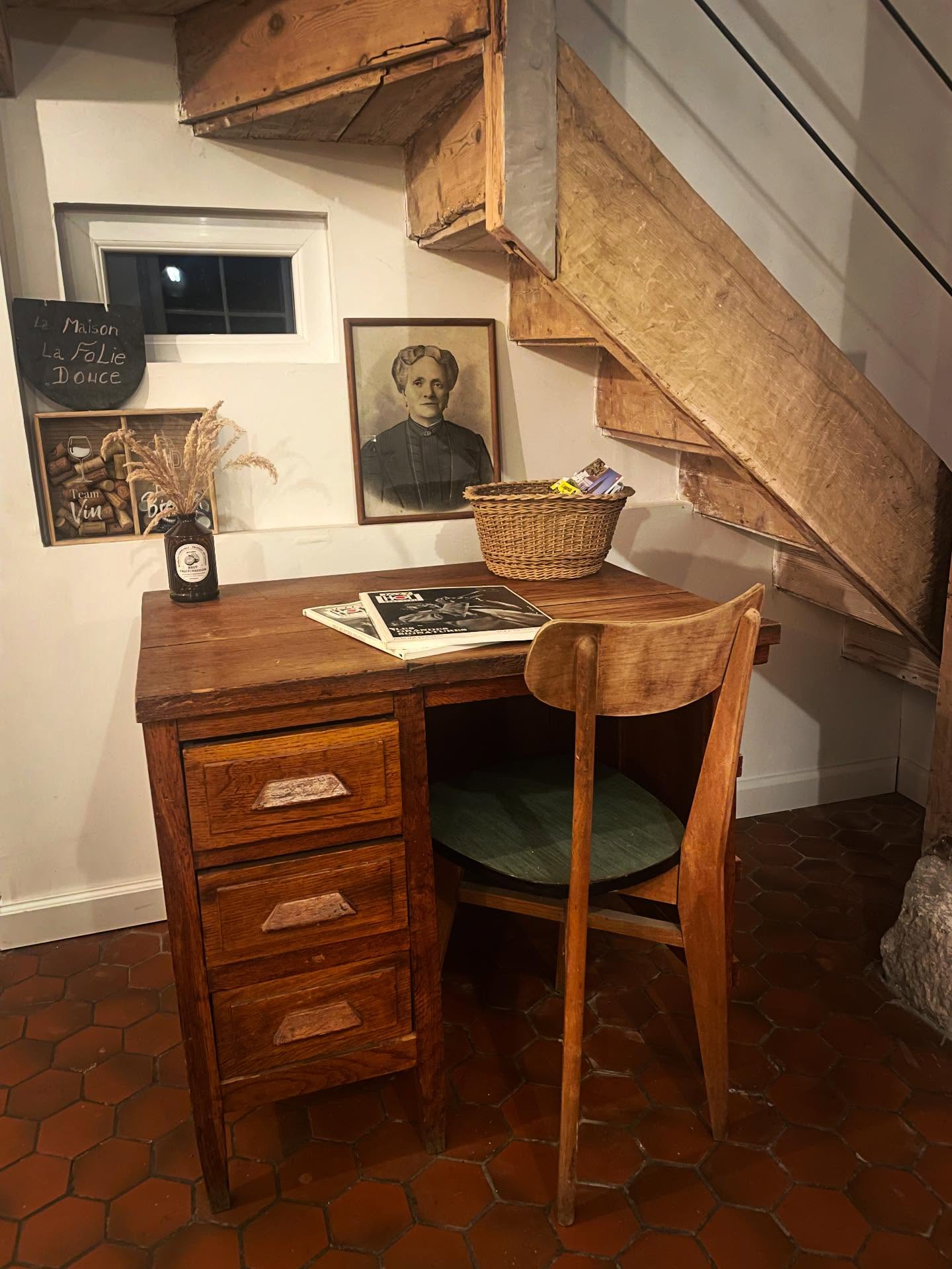 Chaque objet chez nous raconte une histoire, rappelle un souvenir, une anecdote…
Ce bureau que j’adore était chez ma voisine d’enfance, une femme généreuse, drôle et droite qui n’avait pas la langue dans sa poche.
Une sorte de grand-mère d’adoption qui prenez soin de nous sans en avoir l’air.
Ce genre de personne qui laisse sa trace dans une vie sans qu’on en prenne réellement conscience sur le moment.
Aujourd’hui ce bureau qui était dans sa chambre, et que son mari avait racheté à un hôtel de Rouen, a pris place dans notre salle commune pour une nouvelle vie.
Merci Colette.
#brocante #renovation #vintage #décor #chambredhotes