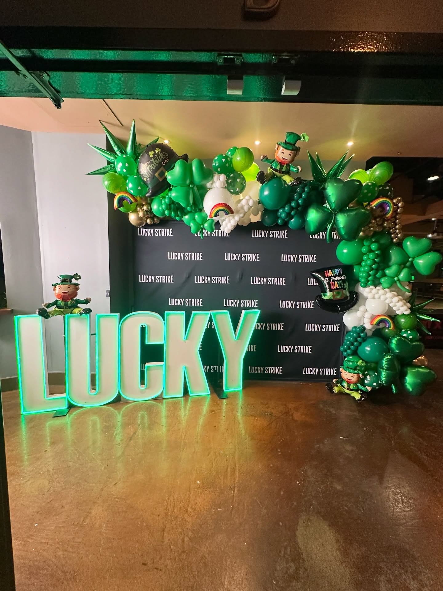 St Patrick’s Themed decor is a full force this year! Come see this display at Lucky Strike Bowling in Philadelphia. Display will be up until tonight.
This display features;
➡️ Our 3.5ft LED Marquees
➡️ 16ft+ of our deluxe original garland that includes foil embellishments, custom latex shamrocks and mini latex ropes
Need decor for your next holiday or themed event? We got you! Visit us at www.momentsbymax.com to inquire.
.
.
.
#phillyballoons #stpatricksdaydecor #balloongarland #balloondecoration #balloonstylist