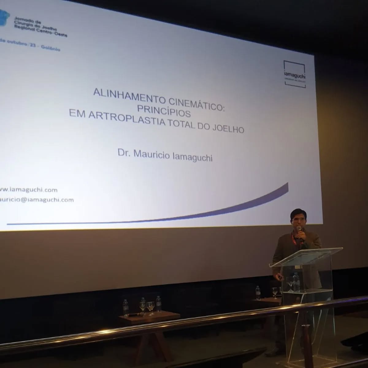 Dr. Mauricio Iamaguchi palestrando sobre Princípios da Técnica de Alinhamento Cinemático na Prótese Total do Joelho na Jornada de Cirurgia do Joelho da SBCJ (Sociedade Brasileira de Cirurgia do Joelho) realizada nos dias 27 e 28 de outubro de 2023 em Goiânia/GO.