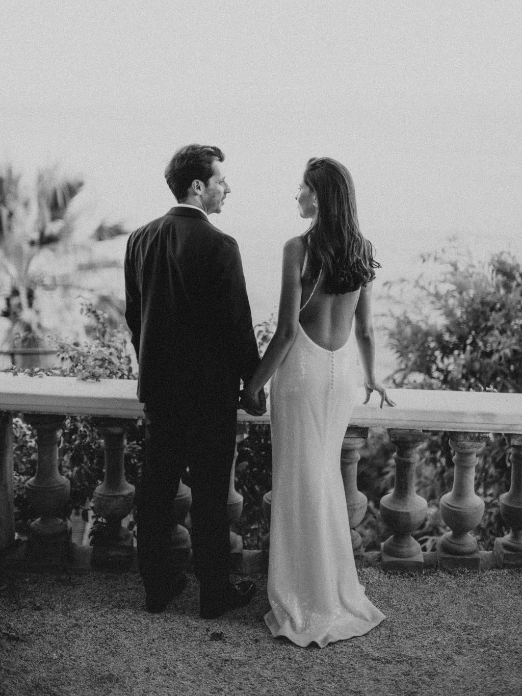 Bianca et sa robe 100% unique, personnalisée et sur-mesure 🔥
Quand Bianca a franchi la porte de l'atelier, elle avait une vision super précise : une coupe épurée, fluide, pas de manches, pas de traîne... Bref, de la simplicité pure. Mais elle voulait surtout ce petit truc en plus : un rendu uni, irisé ou avec des paillettes ! ✨
Et nous voilà, partie pour la confection d'une robe entièrement personnalisée, unique et sur-mesure. On a cherché la forme qui sublimait sa morphologie tout en respectant ses envies. Puis après une recherche de matière, la sélection de ce tulle entièrement recouvert de sequins... Le résultat ? Un fini irisé incroyable, sans aucune démarcation, qui brille à chaque mouvement.
Je valide à 100% cette robe de mariée audacieuse, et toi ?
Si toi aussi tu as une idée de robe un peu hors du commun, je t’accompagne pour créer TA robe de mariée personnalisée, unique et sur-mesure, celle qui ne ressemblera qu’à toi !
⸻
✨ Manon Gontero, créatrice de robes de mariée sur-mesure depuis 15 ans, Atelier privé à Marseille
Ton projet est unique ? Dis-moi tout en MP ou réserve ton créneau via le lien en bio.
#modernbride #creatricerobedemariee #mariage #robedemarieesurmesure