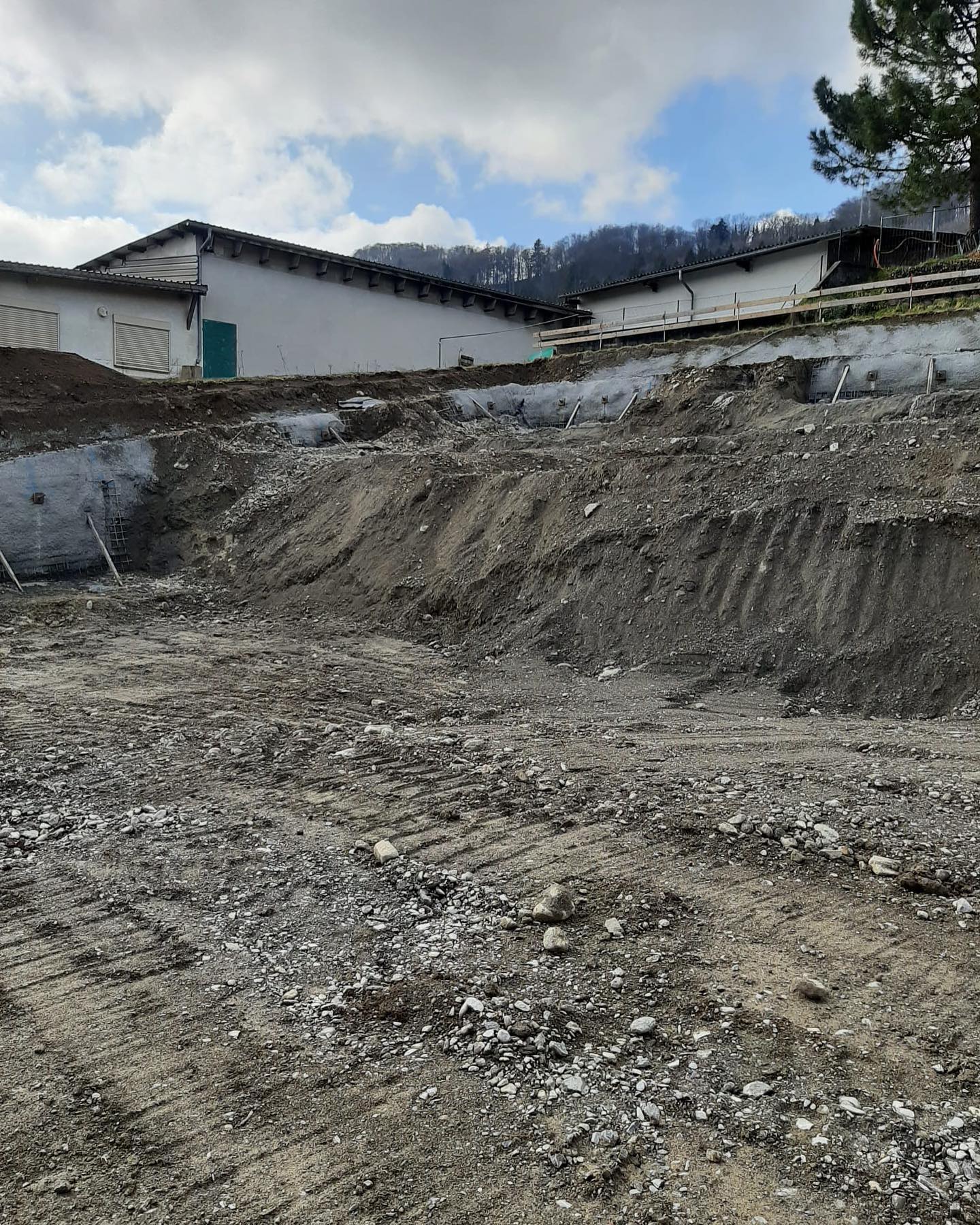 Der Neubau in Toffen macht Fortschritte. Bereits wurden einige Nagelwände erstellt und der Aushub abgesichert.