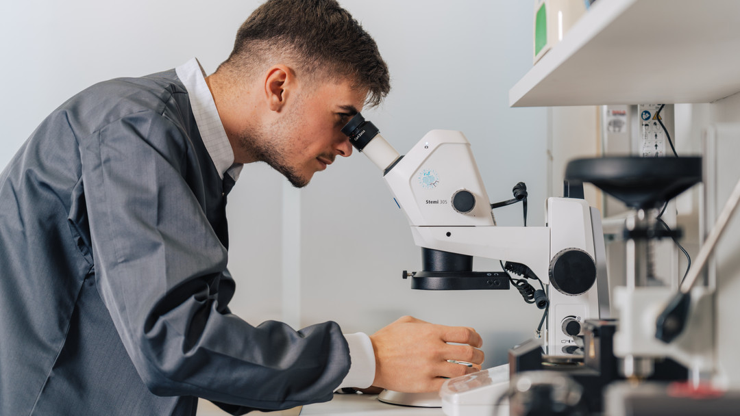 🔬 Präzision im Detail.
Unser Uhrmacher Matthieu beim Ölen einer Omega Co-Axial Ankerhemmung – unter dem Mikroskop ZEISS Stemi 305.
Was mit blossem Auge kaum sichtbar ist, entscheidet über Präzision, Gangstabilität und Langlebigkeit.
Hier zählt jeder Mikrometer – und jede ruhige Hand.
Traditionelles Uhrmacherhandwerk trifft modernste Technologie.
#Uhrmacher #Omega #CoAxial #Feinmechanik #WerkstattEinblick #SwissWatchmaking #Präzision