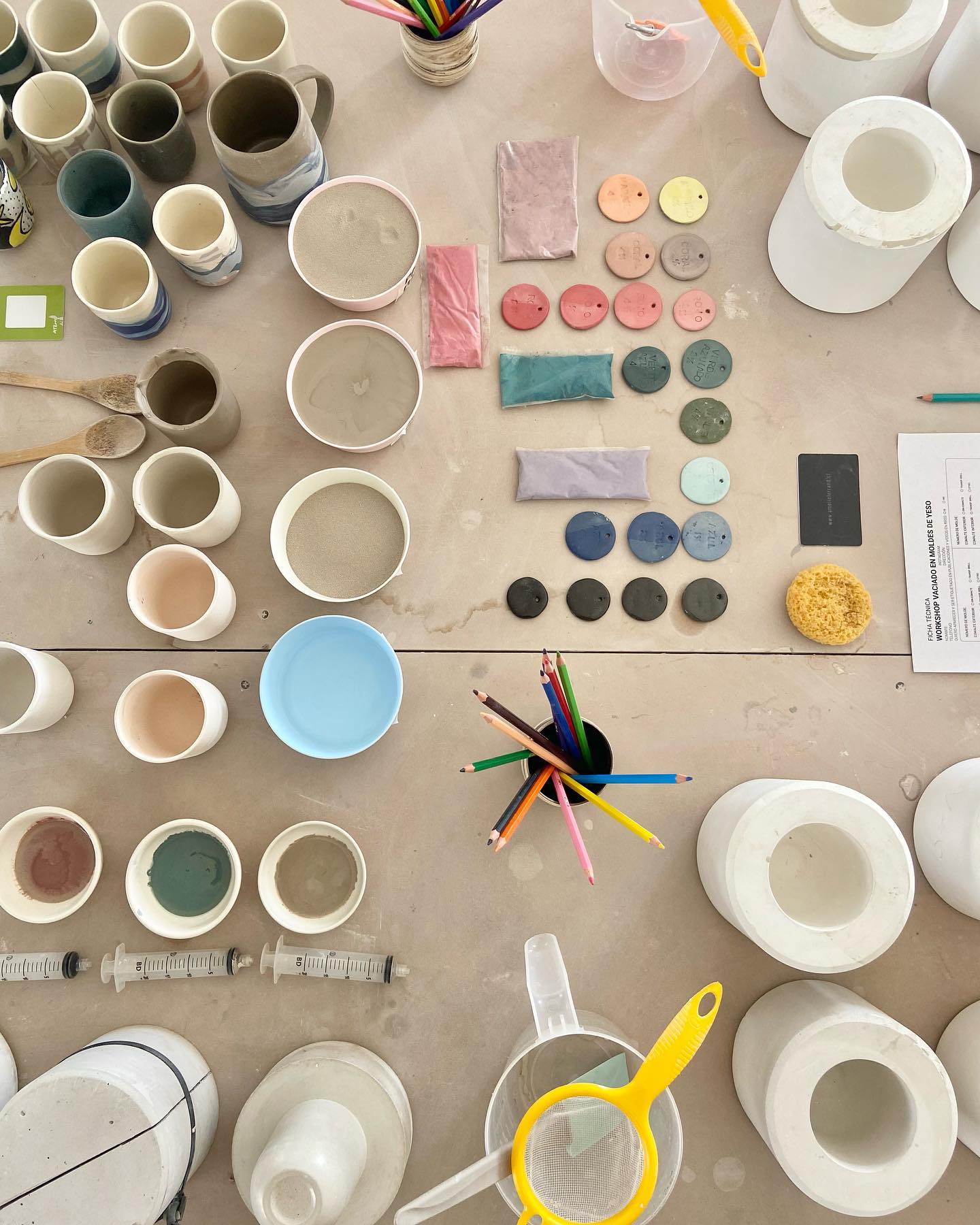NUEVA FECHA ✨ WORKSHOP DE MARMOLEADO & VACIADO EN MOLDES DE YESO
¿te quedaste con las ganas de participar en este súper workshop donde crearás tus propias tazas con la técnica de marmoleado y luego vaciarlas en moldes de yeso logrando diseños únicos creados 100% por ti? 🤩
bueno, te contamos que abrimos una NUEVA FECHA 📆
Puedes inscribirte desde nuestro link en BiO. 🎉
Son cupos limitados 🔥
Como siempre con la compañía de @botavian y @singularcoffeeroasters que complementan con regalitos las piezas creadas por ustedes que llegan directamente a su hogar 🙌🏼🏡