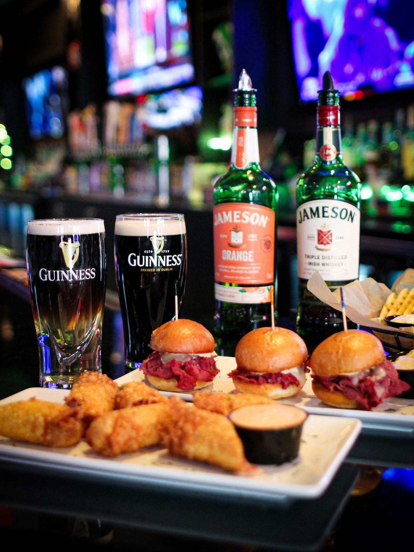 Celebrate St. Patrick's Day with us! โ๏ธ Swing by to indulge in our festive menu featuring mouthwatering Reuben egg rolls and savory corned beef sliders. And whatโs a celebration without a cold Guinness on the side? ๐ป๐
Reservations: www.pintselmhurst.com
#StPatricksDay #IrishFoodLovers #CornedBeefSliders #ReubenEggRolls #FestiveEats #GuinnessLovers #IrishFoodie #StPaddysDayFeast #CelebrateIrish #FoodAndDrink