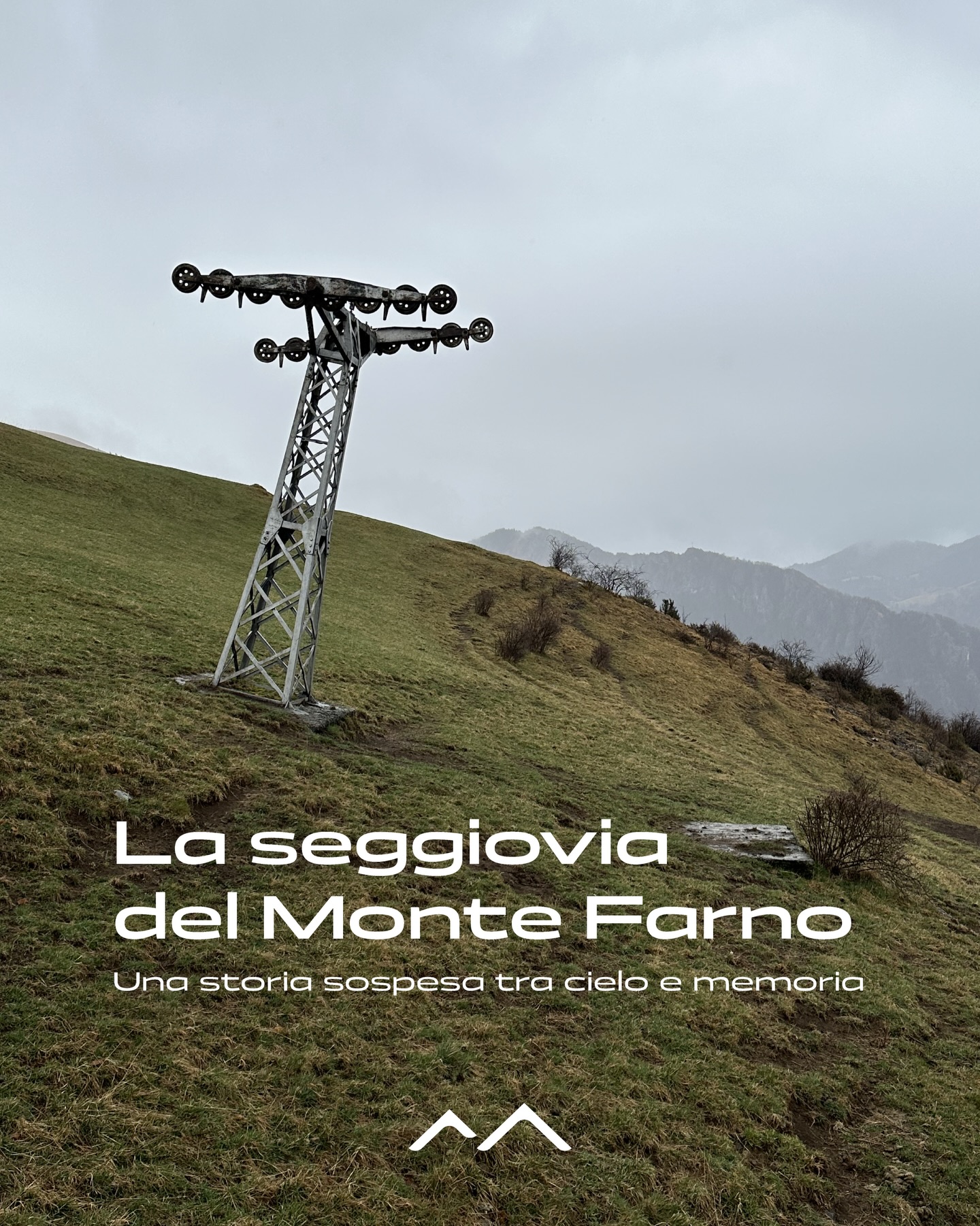 La seggiovia del Monte Farno.
Una storia sospesa fra cielo e memoria.
Per molti anni la seggiovia del Monte Farno ha collegato il paese di Gandino con i suoi pascoli e le sue montagne. Era più di un semplice impianto sciistico: era un’infrastruttura di relazione tra il paese, il turismo e il paesaggio alpino.
Con il passare del tempo, come è successo a molte piccole stazioni sciistiche delle Alpi, l’impianto è stato dismesso. Oggi restano i piloni, le stazioni e le tracce di quella stagione della montagna in cui lo sci rappresentava una promessa di sviluppo per molti territori.
Ma cosa succede quando queste infrastrutture smettono di funzionare?
Per noi di ReAlps questi manufatti non sono solo rottami o relitti industriali. Sono materiali, storie e memoria dei territori. Elementi che possono essere riattivati attraverso nuovi usi e nuovi significati.
A Gandino abbiamo iniziato a immaginare una seconda vita per i piloni della seggiovia, trasformandoli in elementi di arredo urbano progettati e costruiti insieme alla comunità locale.
Perché anche ciò che sembra abbandonato può diventare un punto di partenza.
Se conosci storie legate alla seggiovia del Monte Farno, raccontacele nei commenti.
#ReAlps #rigenerazione #montagna #Alpi #architettura