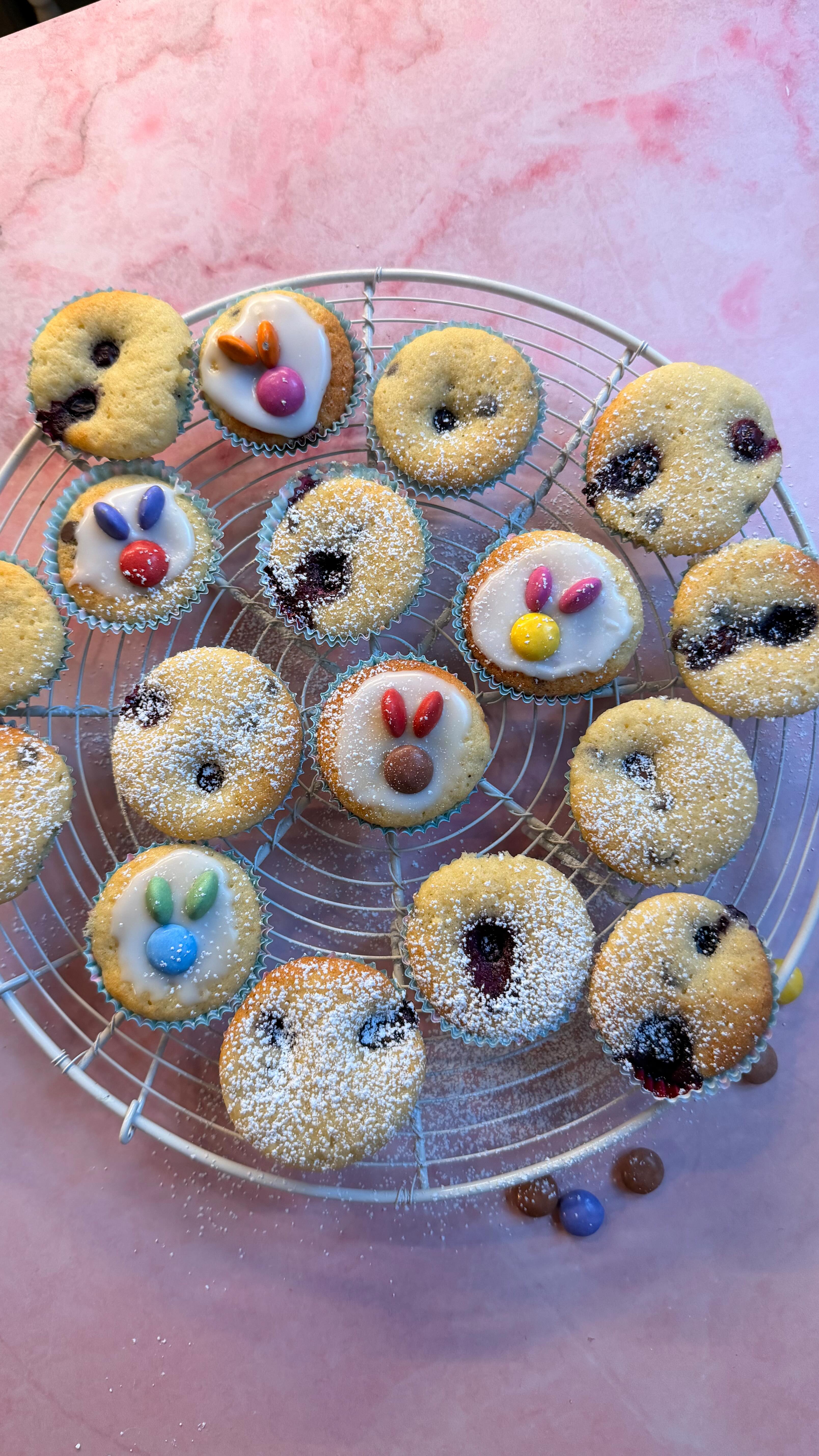 Süße Oster Muffins mit Smarties-Häschen 🥰
Diese kleinen Oster-Muffins mit Smartie-Häschen musste ich einfach ausprobieren – und sie sind sooo niedlich geworden! Perfekt zum Osterbacken mit Kindern oder als süße Überraschung zum Osterbrunch.
Als Basis habe ich meine geliebten Cookie-Muffins mit Schokodrops und Blaubeeren gebacken.
✨ Backofen vorheizen: 160 °C
Zutaten:
125 g Mehl + 1 TL Backpulver
100 g Zucker + 1 Pck. Vanillinzucker
50 g weiche Butter oder Margarine
75 ml Milch
1 Ei
Schokodrops nach Belieben
1 Handvoll Blaubeeren
Alle Zutaten zu einem glatten Rührteig verrühren. Mit zwei Teelöffeln in kleine Muffinförmchen füllen (ca. ¾ voll).
👉 Backen:
Im vorgeheizten Ofen bei 160 °C ca. 15–20 Minuten.
Für die Deko:
Puderzucker
Zitronensaft
Smarties
Aus Puderzucker und Zitronensaft einen Zitronenguss anrühren.
Die Smarties für die Öhrchen vorsichtig halbieren und die Muffins damit zu kleinen Osterhäschen dekorieren.
💛 Wie süß findest du die Smartie-Häschen von 1–10?
#ostern #backen #einfachbacken #rezept