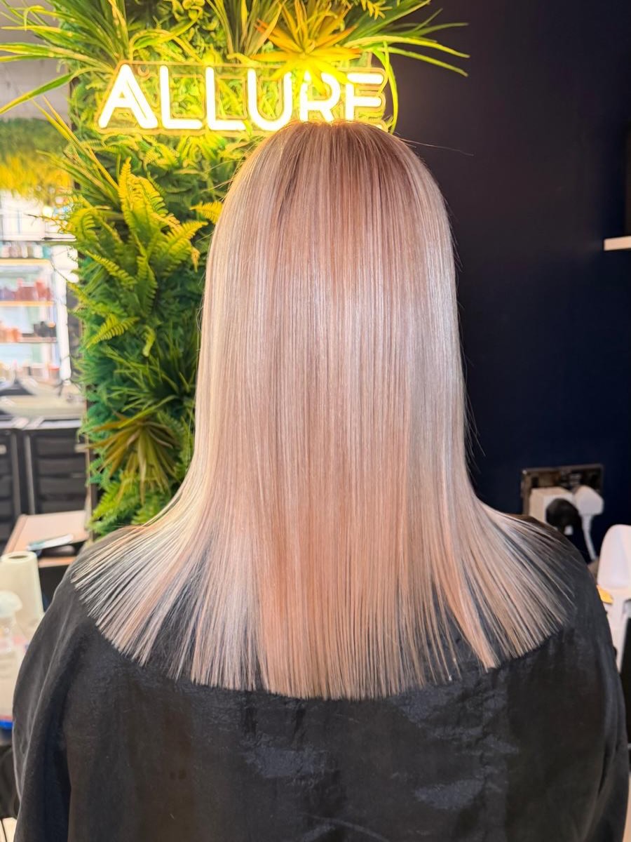 Sometimes it takes a little Sunday lunch bullying 🤍
Charley’s mam’s best friend had been going to the same salon for years — never quite happy.
Too brassy. Too light. Too dark. Never consistent.
After months of being told “just go to Allure”… she finally gave in, came over to the salon and left her hair in Charley’s hands.
And this was her first visit result →
Full colour correction including:
• Full head foils (highlights + lowlights)
• Base colour refresh
• Tip-outs to clean the ends
• Root smudge
• Custom toner to neutralise brass + create a soft, creamy blonde
No more patchy colour.
No more brass.
No more guessing every appointment.
Just healthy, seamless blonde that actually suits her✨
@lorealpro @lorealpro_education_uki