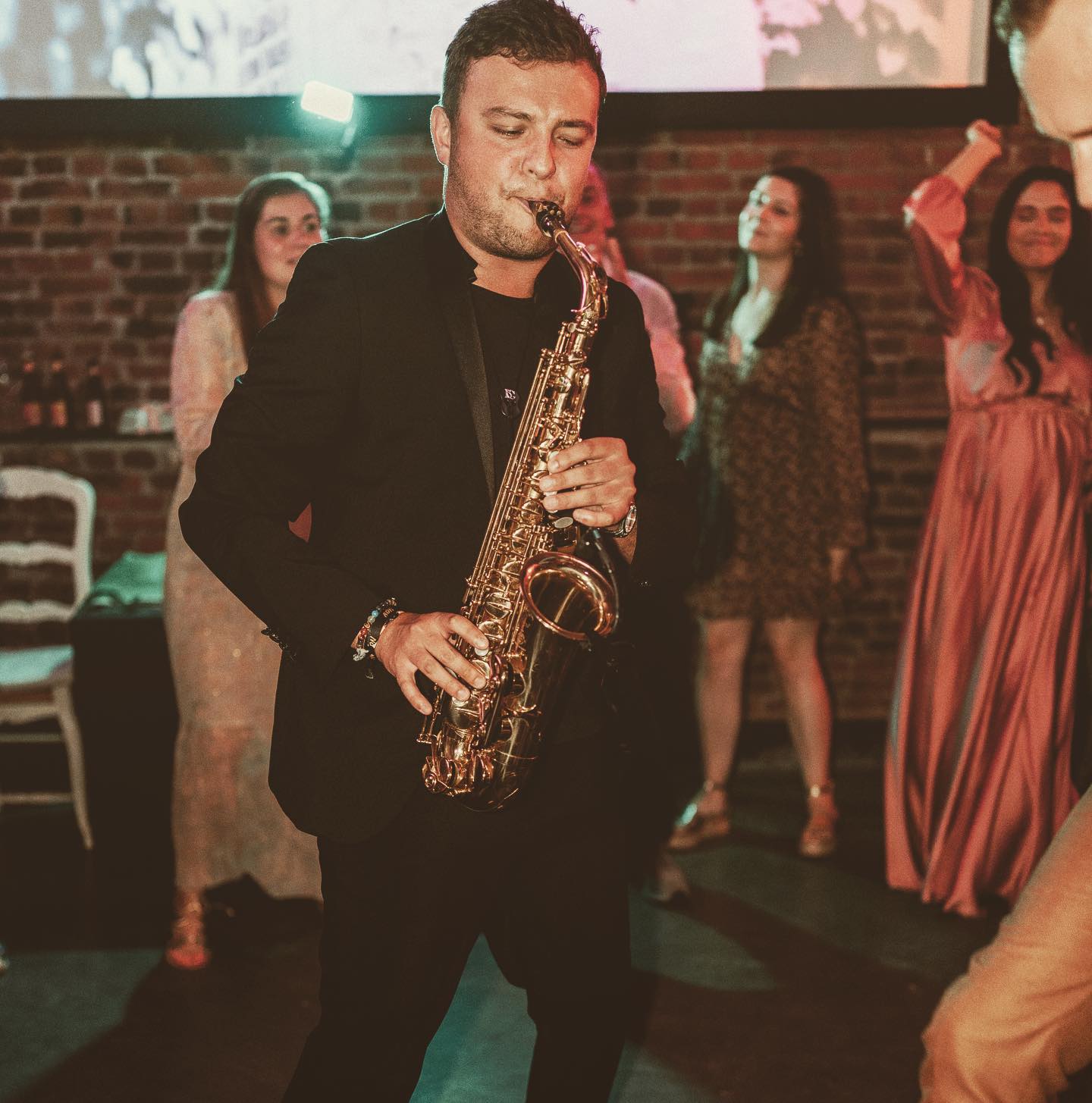 Amour + Amitié = 🔥
Folie by @adn_djsax
📸 by @stephane_joly