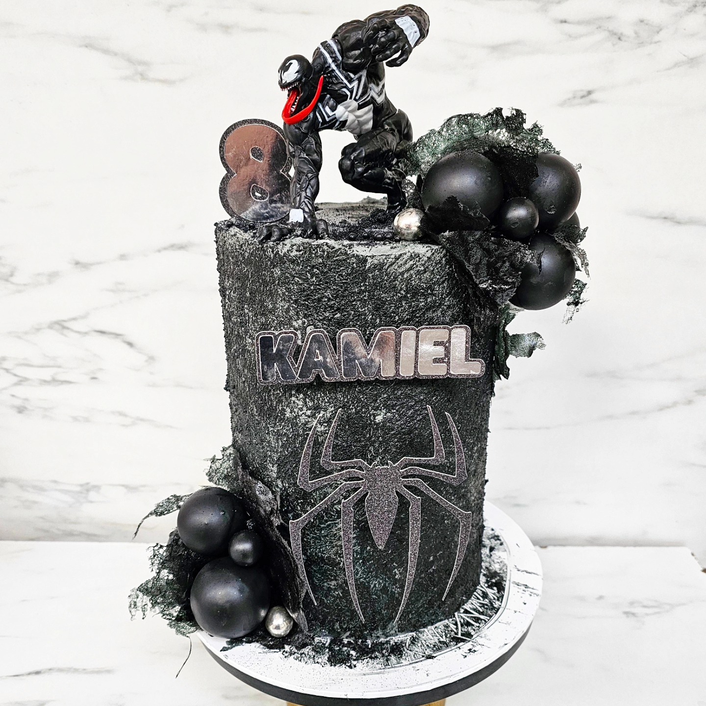 "Eyes. Lungs. Pancreas. So many snacks, so little time." - Venom. Kids love this monster, so we make a cake of it 😅🕸🕷🐍🦎🐊 #venom #venom2 #venommovie #marvel #spiderman #venomcake #taart #kindertaart #kidscake #specialetaarten #spectacular #cakedecorating #cakedesign #beveren #haasdonk #waasland #Antwerpen #Belgium