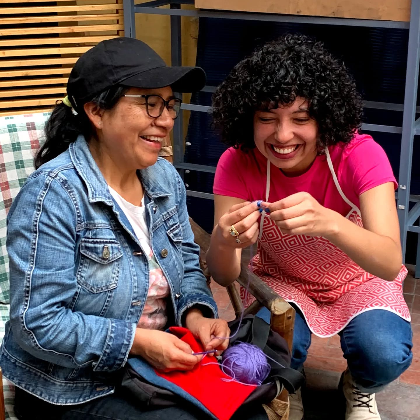 ¡El primer día del taller de tejido Punto y Semilla fue un éxito! 🌸 En la acogedora @casa_catapulta en Quito, las talentosas participantes dieron sus primeros pasos en el arte del tejido de la mano de la increíble @melissa_narvaez_naranjo y @tejidosdeluniverso.ec . 🧶✨ Nos llena de alegría ver sus primeras flores cobrar vida, un verdadero testimonio de creatividad y comunidad. ¡Gracias a todas por ser parte de este hermoso comienzo!
#PuntoYSemilla #TejidosDelUniverso #comunidad #creatividad #TejiendoSueños #fundacion #ong #tejidos