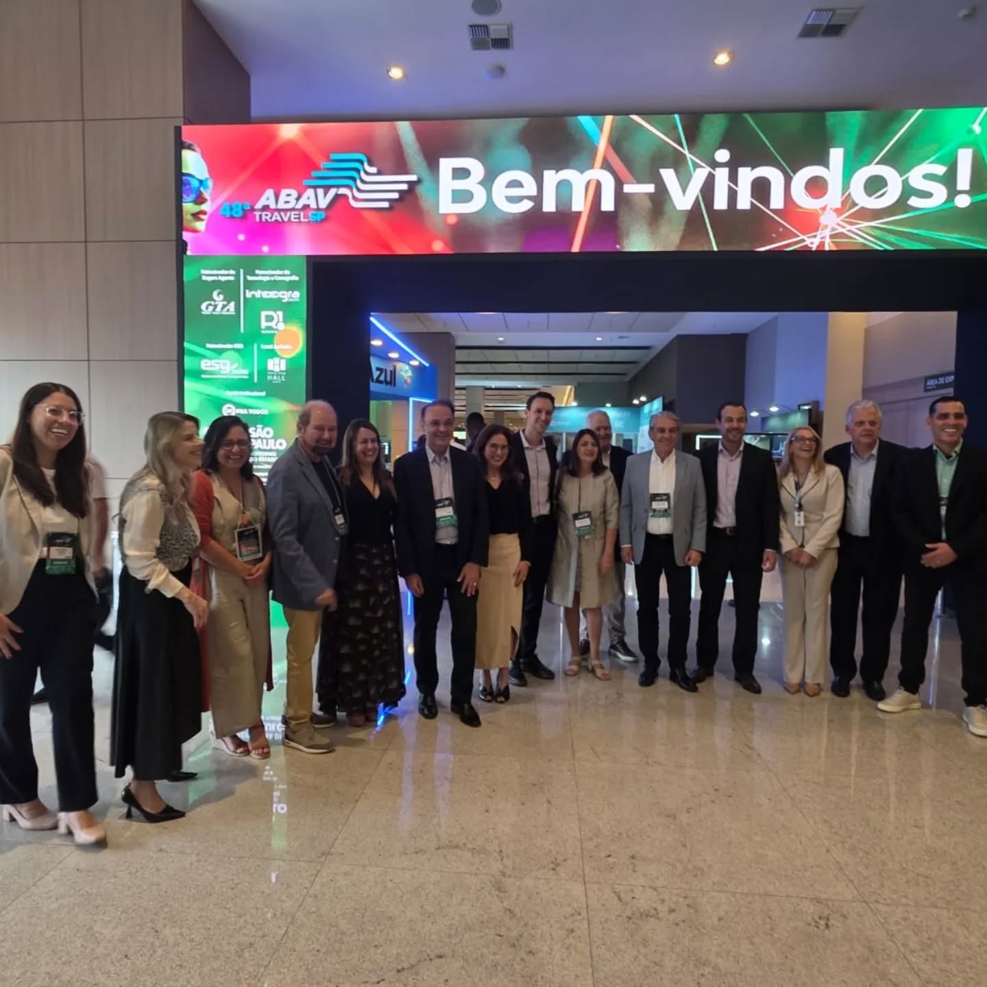 A equipe da AbrajetSP marcou presença na 48ª Abav TravelSP 2026, realizada nos dias 11 e 12 de maio, no Royal Palm Hall, em Campinas.
O evento reuniu profissionais do turismo de todo o país e foi marcado por recorde de público, inovação e networking, fortalecendo o setor e as conexões do trade turístico.
📊 Números do evento:
👥 Visitantes: 6.596
🏢 Estantes: 119
🌐 Marcas: 281
🇧🇷 Estados representados: 21
🏙️ Cidades representadas: 409
📍 Cidades paulistas: 151
✈️ Um dos principais encontros do turismo paulista, promovido pela Associação Brasileira de Agências de Viagens de São Paulo.
#Turismo #AbrajetSP