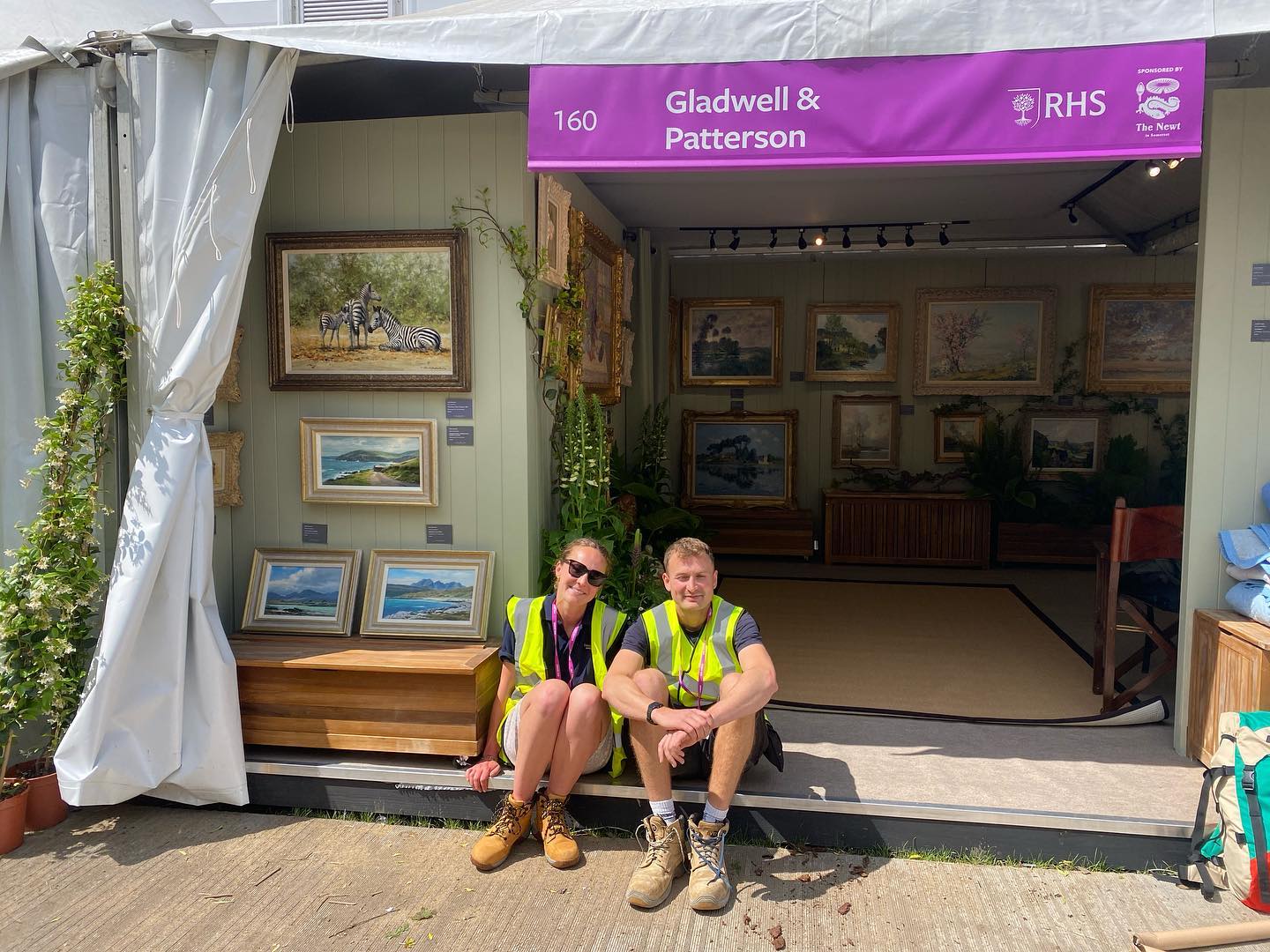 Completed my first ever @the_rhs Chelsea 🌸 Flower 🌸 Show job today, with some fabulous on site help from Edward. Really enjoyed planting up @gladwellsart stand to showcase the beautiful art they’re bringing to this year’s show 🌿🌷