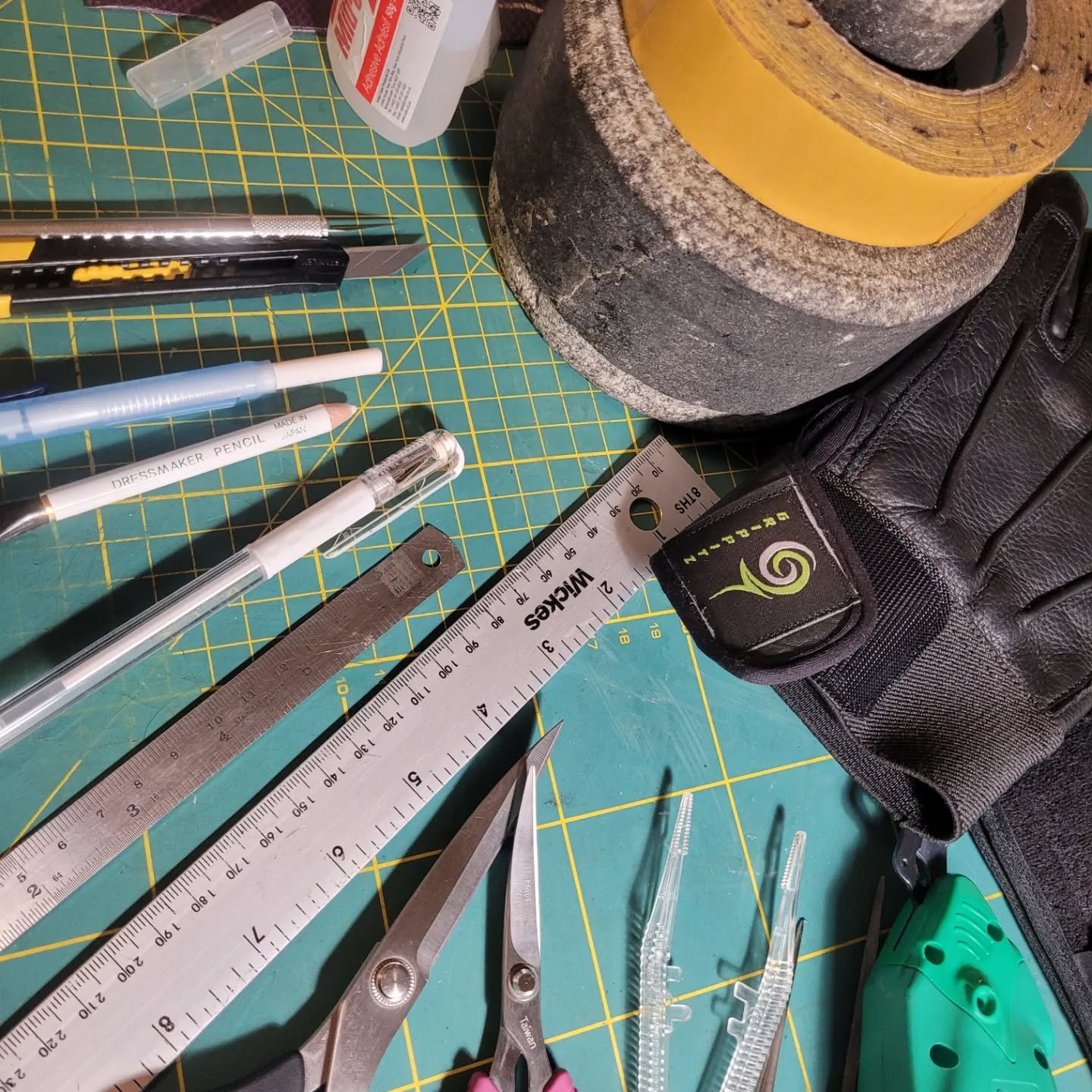 Get 50% off a pair of #Grippitz #wheelchair #gloves if you can guess my favourite "tool" π
Check out our gloves here www.grippitz.co.uk
#wheelchairgloves
#grippitzgloves
#wheelchairlife