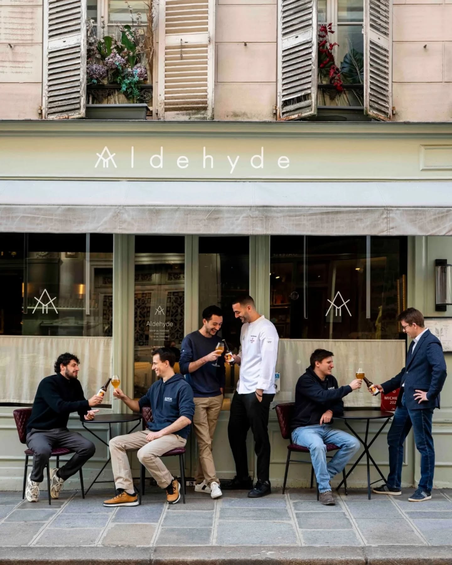 Une bière s’invite chez un étoilé. 🍽️⭐️
Quand une microbrasserie et un restaurant gastronomique parisiens se rencontrent, ça donne une collaboration un peu à part. 🤝
Amis depuis le lycée et partageant les mêmes valeurs de l’artisanat, Youssef Marzouk et Django Bouchez se sont retrouvés autour d’un projet ambitieux.
Aldéhyde, restaurant étoilé du Marais, et Kilomètre Zéro, microbrasserie au cœur de République, on eu envie d’explorer un terrain commun : celui du fait maison et du goût juste.
De cette rencontre est née Andali.
Une bière pensée comme un dialogue entre cuisine gastronomique et brassage artisanal : une American Wheat Beer lumineuse, brassée avec 40 % de blé pour la douceur, le houblon français Mistral pour l’élégance florale, et une touche singulière apportée par la baie d’Andaliman, une épice rare aux notes d’agrumes et de géranium rosat. 🌸
Une bière de table, précise et vivante, imaginée pour accompagner autant un plat gastronomique qu’un moment convivial au bar.
Disponible en édition limitée :
🍽️ chez Aldéhyde @restaurantaldehyde
🍺 au Kilomètre Zéro @km0paris
Deux univers, une même vision : créer, partager et faire dialoguer les savoir-faire parisiens.
Crédits Photo - Géraldine Martens @geraldinemartens
Merci à toute l’équipe d’Aldéhyde pour l’accueil et ce beau projet.
@youssef.marzouk5 @louisbeaurepaire @thibault.blanche.1 & Julian Patary
L’abus d’alcool est dangereux pour la santé, à consommer avec modération. 💛