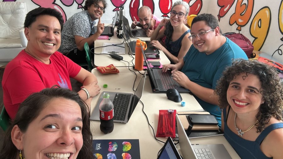 PARTICIPAÇÃO SOCIAL E TOMADA DE DECISÃO:
Durante o mês de fevereiro trabalhamos em algo muito legal: formamos parte da equipe de coordenadores da mediação do 4º Fórum Paulista dos Pontos de Cultura, que aconteceu em Campinas entre os dias 26/02 e 01/03.
A Cris Taguchi e a Júlia Conterno foram chamadas pelo Kaian Ciasca e Cauê Moreira, parceiros super ativos nos movimentos culturais de Campinas, para fazer parte desta equipe que teve uma grande missão: desenvolver um método de mediação e treinar 22 pessoas mediadoras para atuarem nos Espaços de Diálogo que aconteceram durante o Fórum, que contou com mais de 500 pessoas de todo o estado presentes.
A proposta desenvolvida foi inovadora por diversas razões, mas as principais delas foram: foi baseada em uma pesquisa viva aplicada a centenas de pontos de cultura do estado pelo Kaian e Cauê. E os processos de decisão se deram a partir de testes de consentimento (já ouviu falar? )
Já trabalhamos com metodologias que usam outras formas de tomada de decisão coletiva, como o Dragon Dreaming. E somos muito interessadas em processos de participação política e construção coletiva de políticas culturais.
Mas foi a primeira vez que formalmente trabalhamos com isso. E foi demais!
Grande desafios, muita reflexão, muita fritação... E muita sinergia com uma equipe muito comprometida e competente.