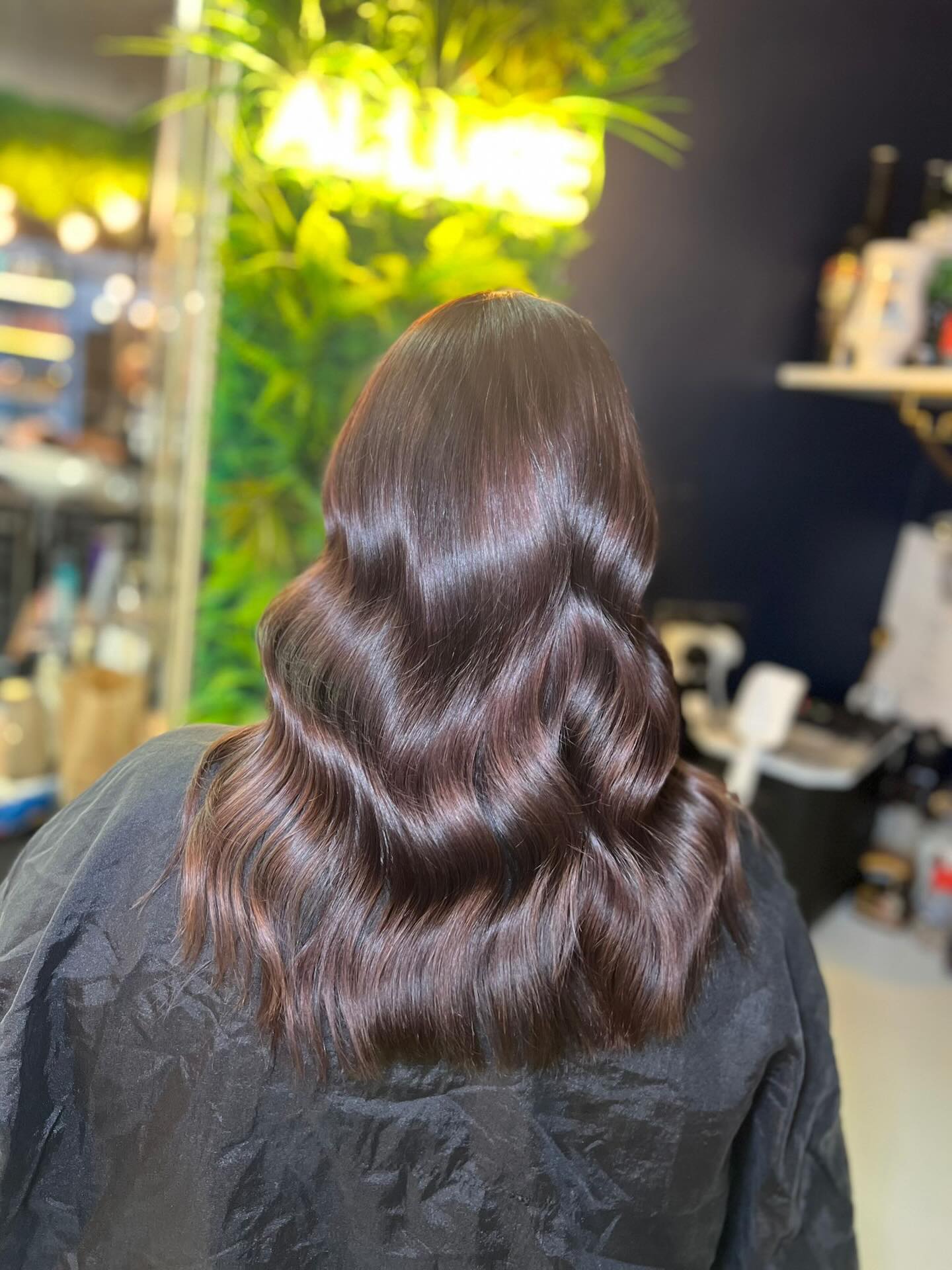 ✨Reverse balayage to restore depth, dimension, and a seamless blend throughout the hair. Finished with soft waves to highlight the richness of the tones.🐻🤎 by stylist Chloe Olivia
@lorealpro @lorealpro_education_uki