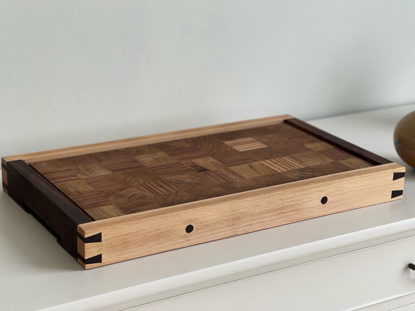 A small commission for a ‘Butcher’s Block’ Carving Board. The oak cubes are oriented with end-grain upwards which is kinder to knives. The edging is walnut and sycamore. #dovetails #butchersblock #carvingboard
#design #bespokefurniture #localtimber #sustainabledesign
#bespokejoinery
#woodworkessex #handmade @woodalldesigns woodalldesigns.com