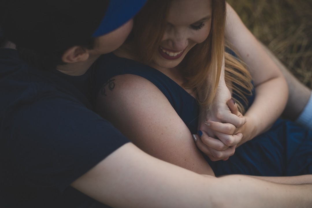 Soo natürlich waren die beiden. Meistens höre ich zu Beginn des Shootings, dass das Paar über keine Erfahrung verfügt. Leute, wer ist schon ein Topmodel im richtigen Leben ;) Ihr seid toll wie ihr seid, und genau richtig. Dazu müsst ihr keine Erfahrungen haben. Ich leite euch an, ihr kuschelt, den Rest mache ich und ihr werdet super aussehen. Wer wagt das Abenteuer mit mir und lässt sich gehen? Ehrlich emotionale Bilder garantiert.
#minaartphotography #hochzeitsfotografbern #hochzeitbern #hochzeitschweiz #engagementphotos #engagementring #engagement #sonnenuntergang #fujifilmxt3