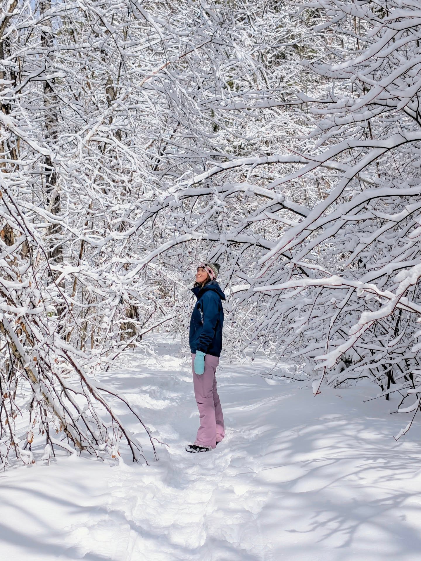 A few scenes from a wintery hike at a local favorite ❄️🥾
📍 Eagle's Nest Lookout, Calabogie
I find myself dreaming of spring often these days, but hikes like these remind me why I love winter 💙
#winterhiking
#getoutside
#hikinginspiration
#emoutdoors
#ottawaadventures