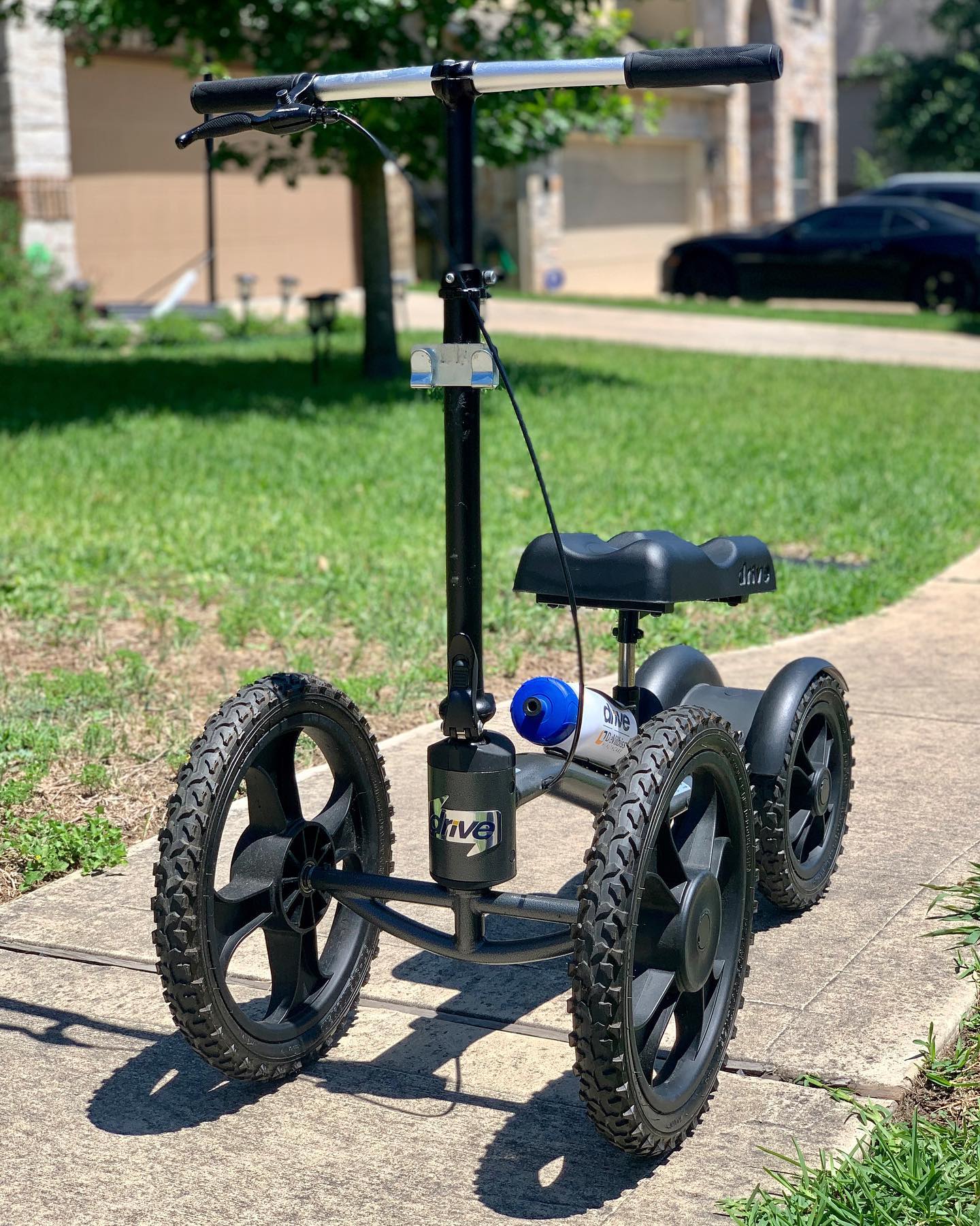 Thanks Stephanie for showcasing...the ‘Black Stallion’ de la #kneescooter #austinkneescooter #mobilemedicalsolutions #livingmybestlife #kneescooterlife